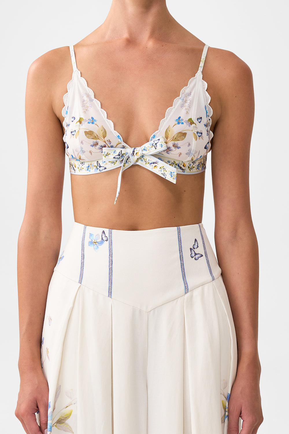 TOP DE BIKINI CON FORMA DE TRIÁNGULO, BORDES ONDULADOS Y LAZO DELANTERO - ESTAMPADO BOTANICAL BALLADS