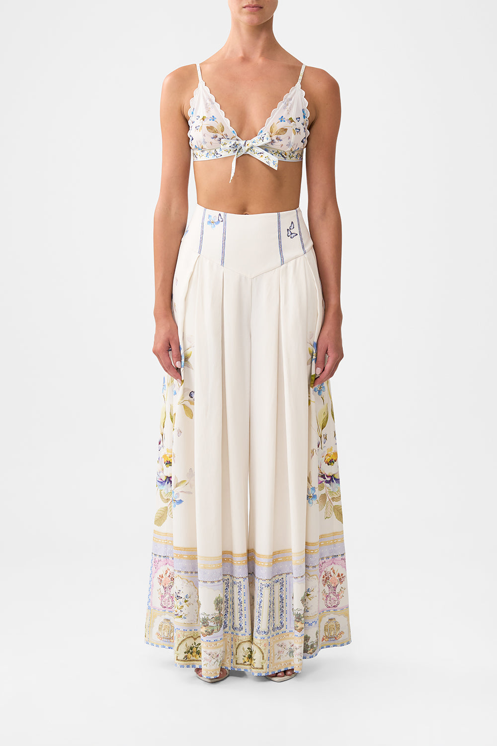 TOP DE BIKINI CON FORMA DE TRIÁNGULO, BORDES ONDULADOS Y LAZO DELANTERO - ESTAMPADO BOTANICAL BALLADS
