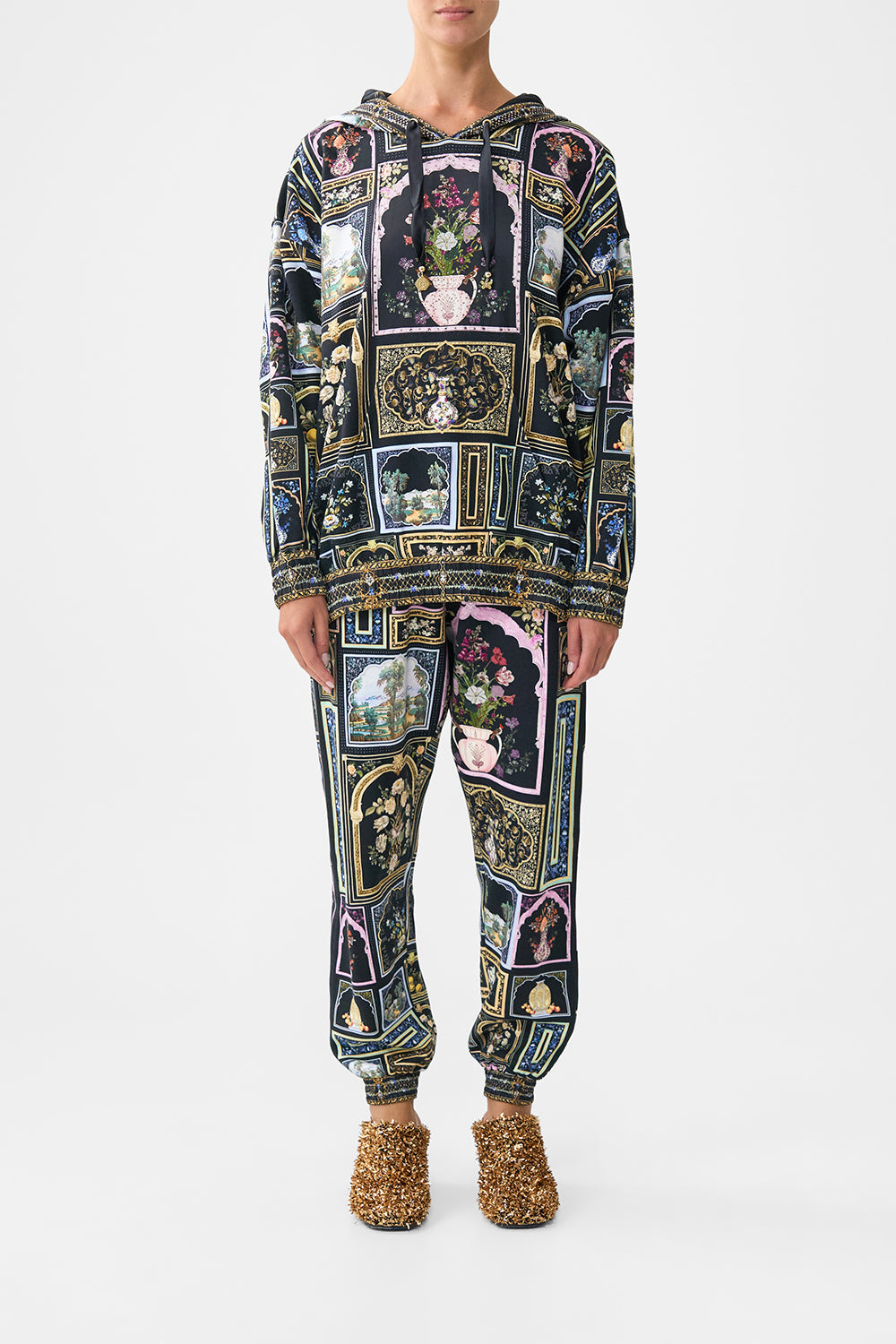 SUDADERA CON CAPUCHA ESTILO NOVIO, BANDA EN BAJO DE SEDA, ELEGANCIA OTOMANA