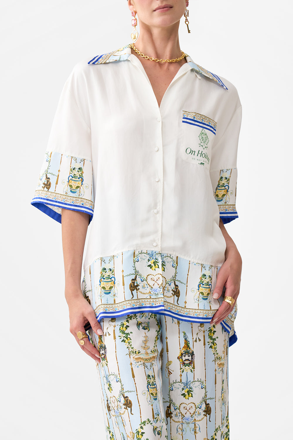 CAMISA ANCHA CON LA VENUS DE BOLSILLO EN UNA VESPA