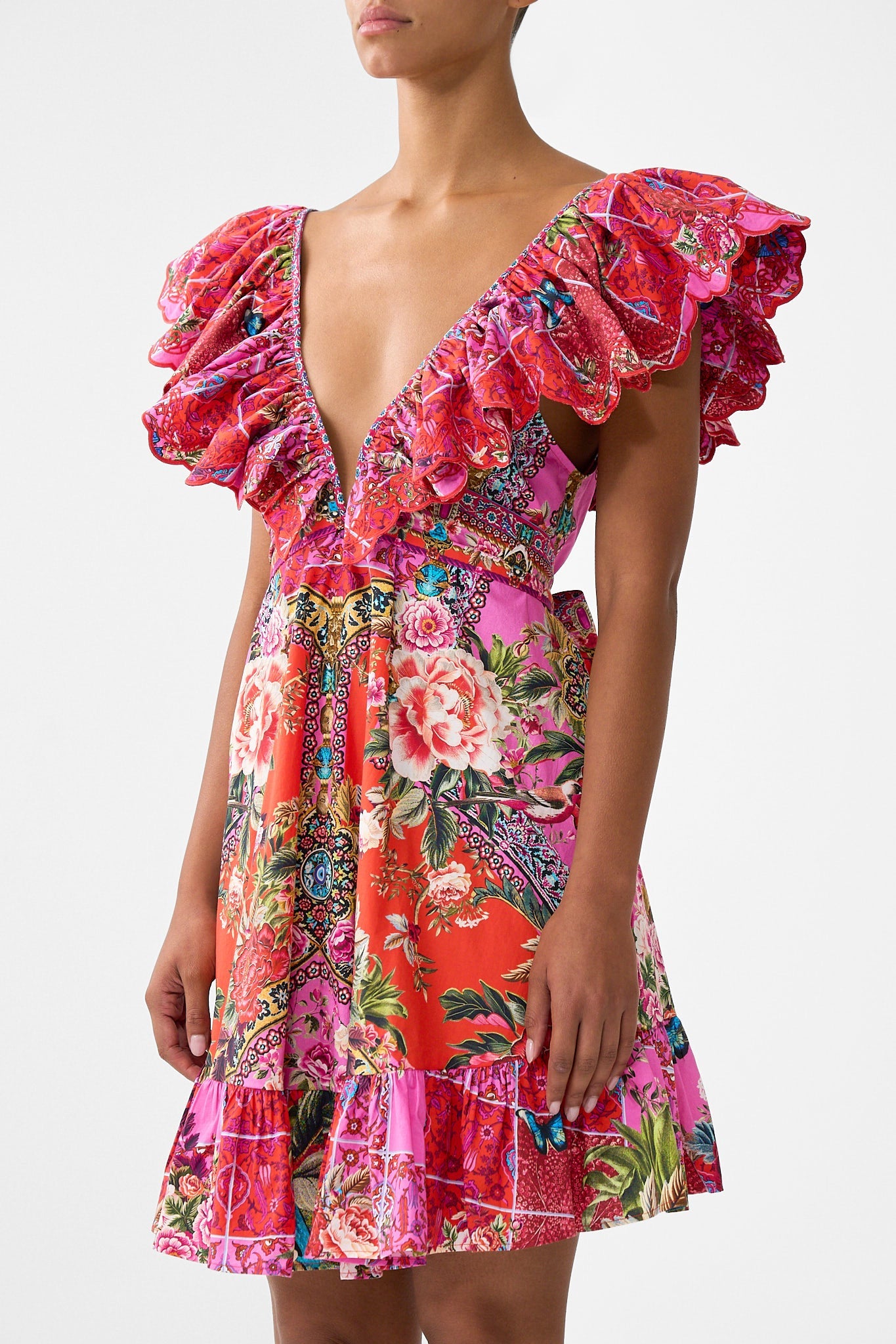 VESTIDO CORTO CON VOLANTES EN EL CUELLO DE CORTE IMPERIO