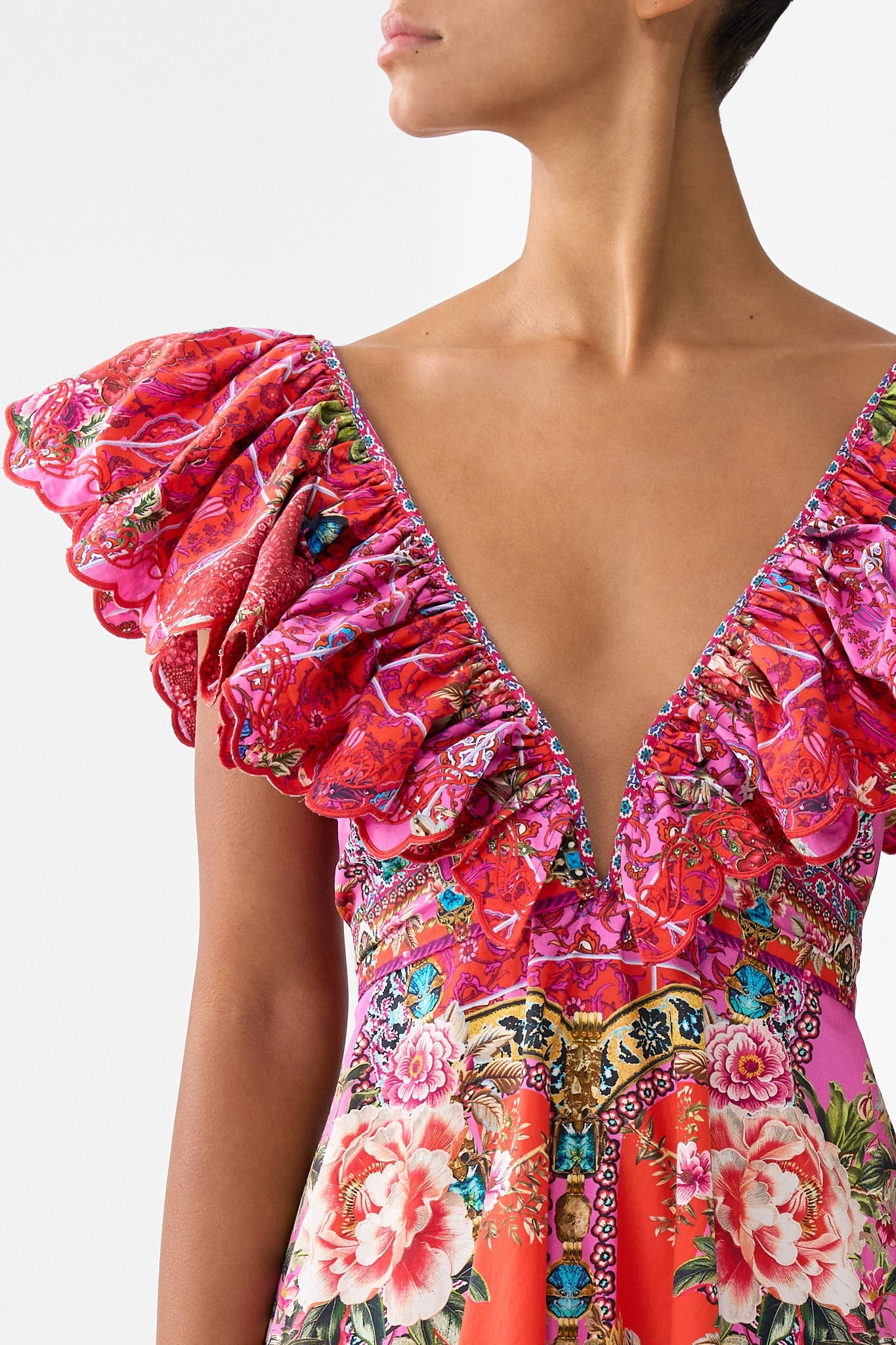 VESTIDO CORTO CON VOLANTES EN EL CUELLO DE CORTE IMPERIO
