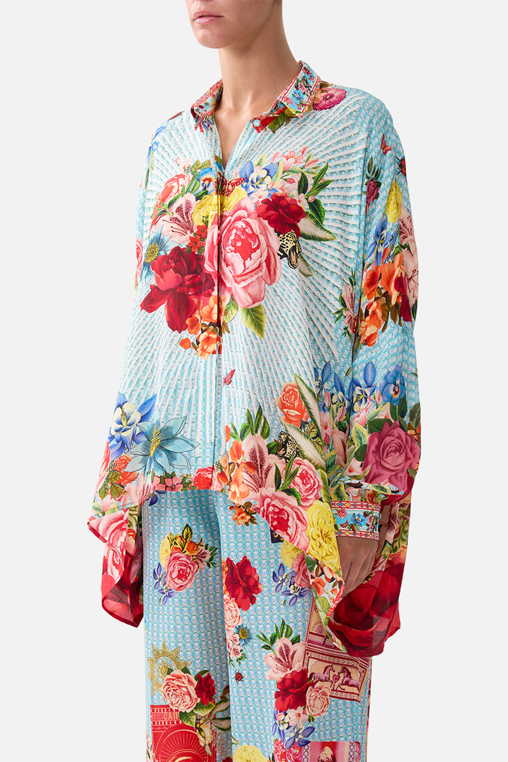 BLUSA ANCHA CON CUELLO Y AVENTURAS CURIOSAS