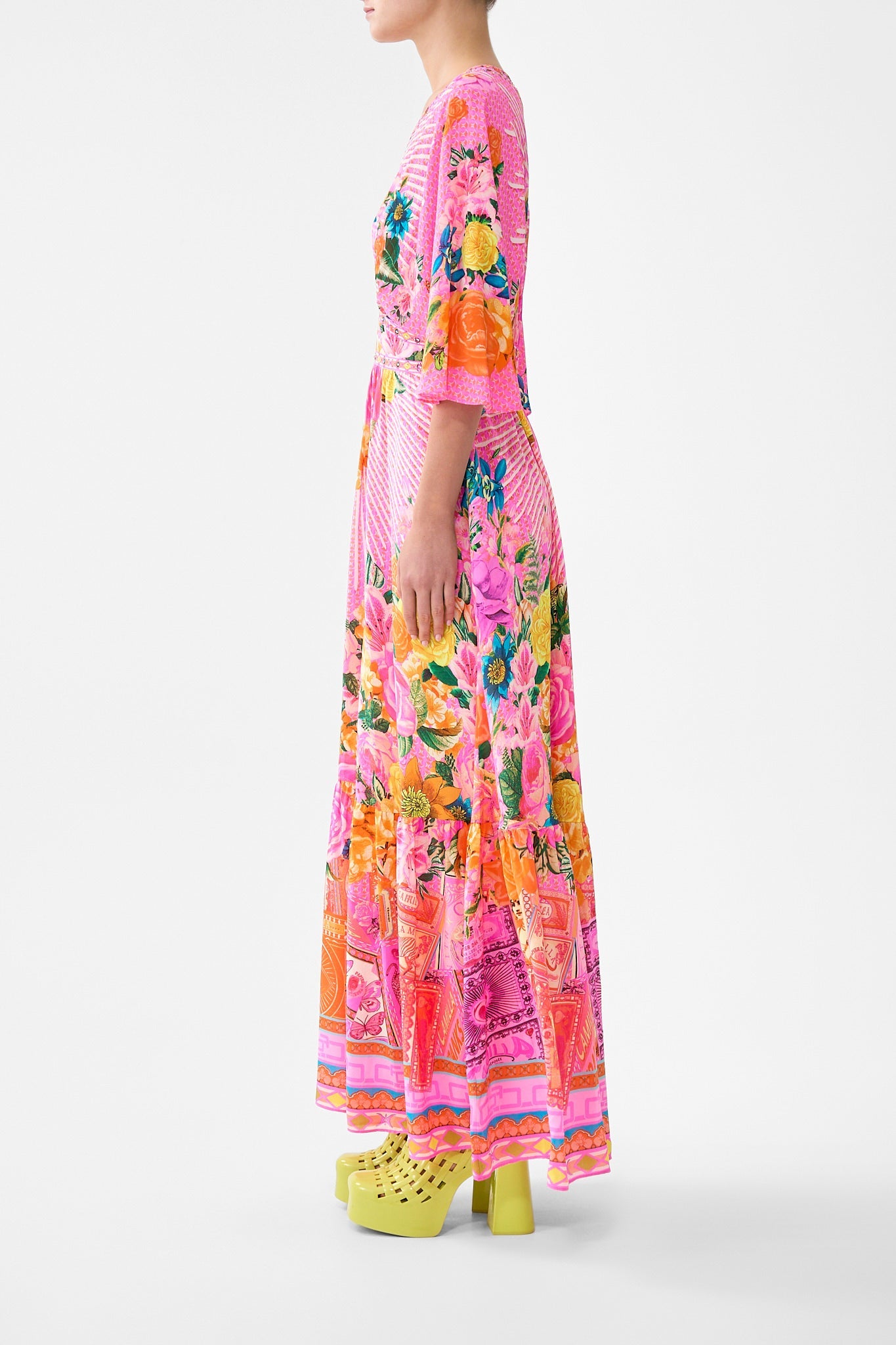 VESTIDO ENTALLADO CON VOLANTE EN EL BAJO ILLUSTRATION NATION