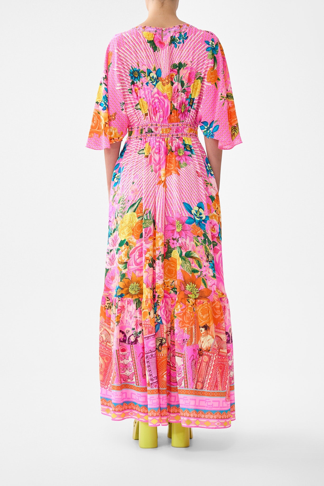 VESTIDO ENTALLADO CON VOLANTE EN EL BAJO ILLUSTRATION NATION