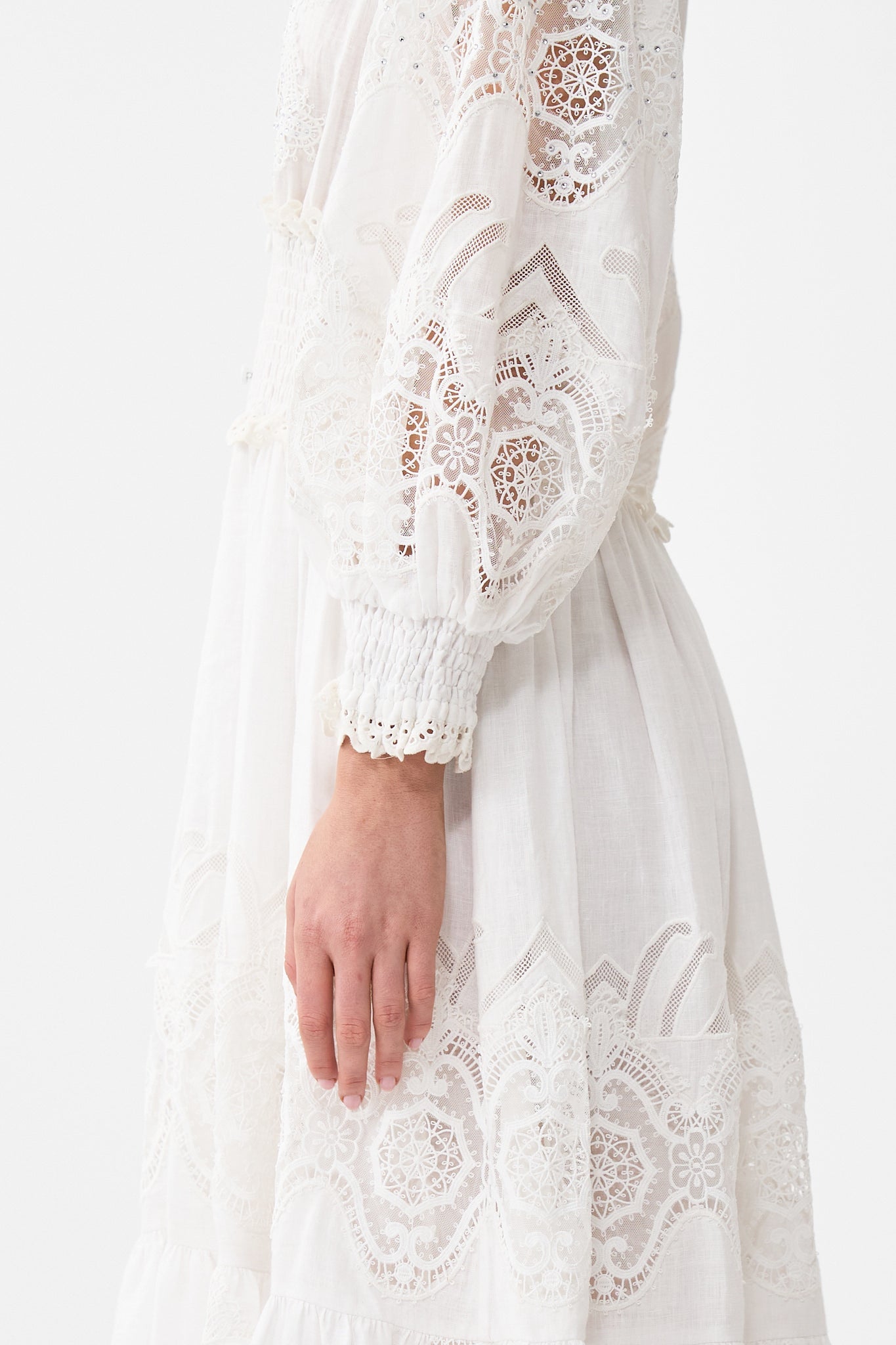 VESTIDO LARGO CON CINTURA FRUNCIDA TODO SOBRE EL ENCAJE