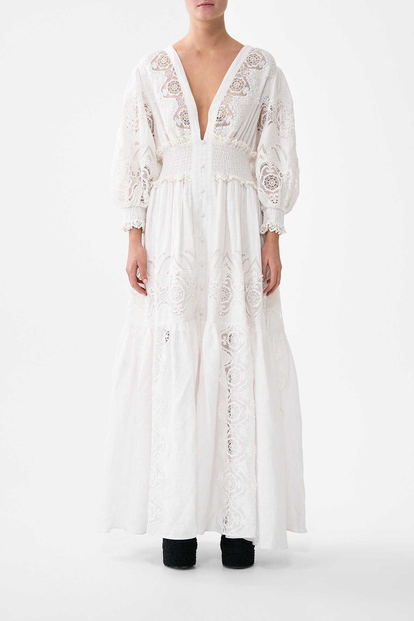 VESTIDO LARGO CON CINTURA FRUNCIDA TODO SOBRE EL ENCAJE