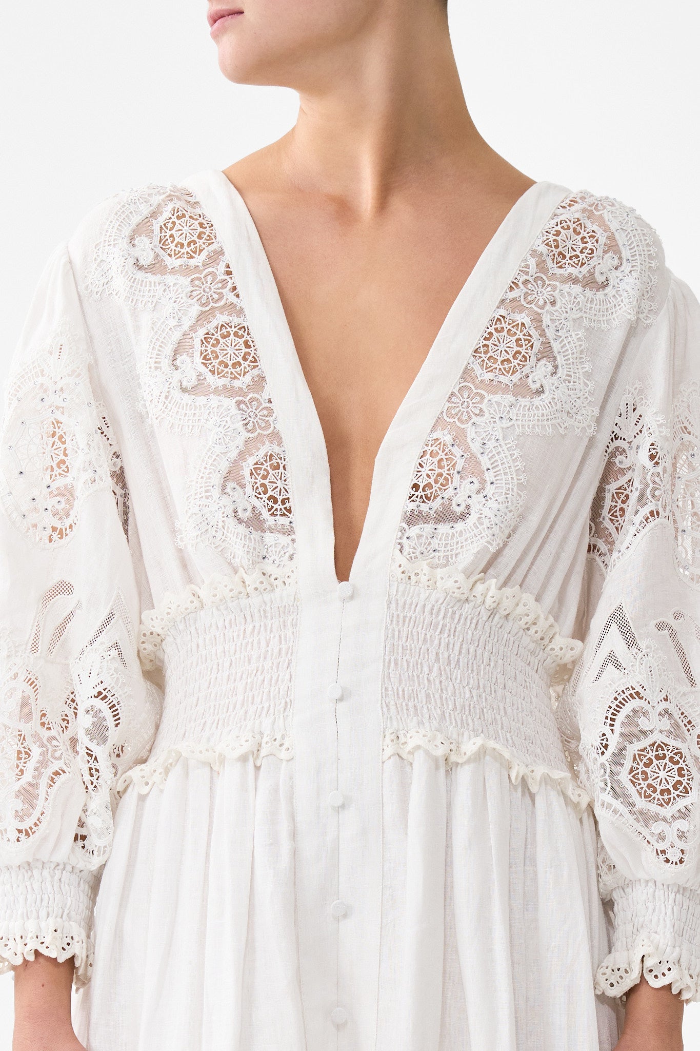 VESTIDO LARGO CON CINTURA FRUNCIDA TODO SOBRE EL ENCAJE