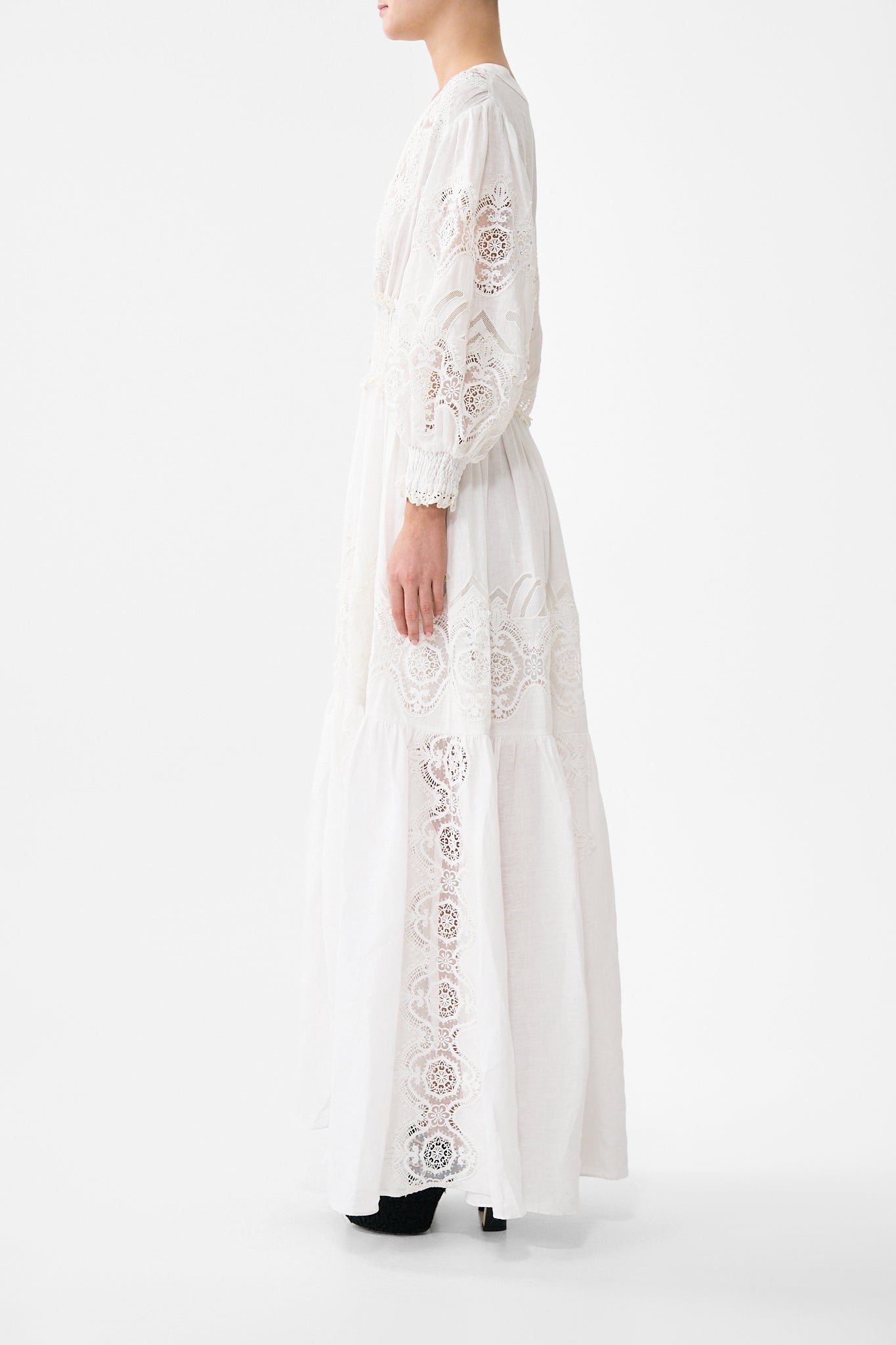 VESTIDO LARGO CON CINTURA FRUNCIDA TODO SOBRE EL ENCAJE