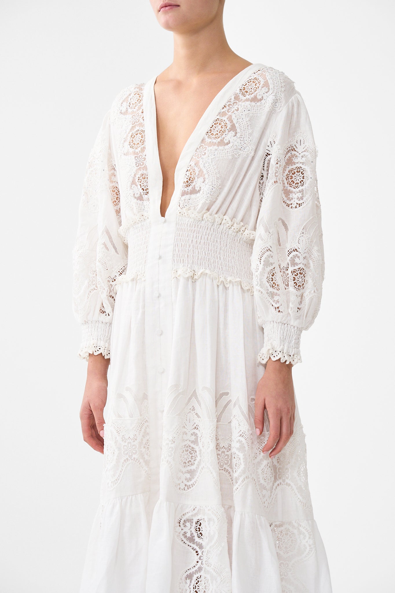 VESTIDO LARGO CON CINTURA FRUNCIDA TODO SOBRE EL ENCAJE