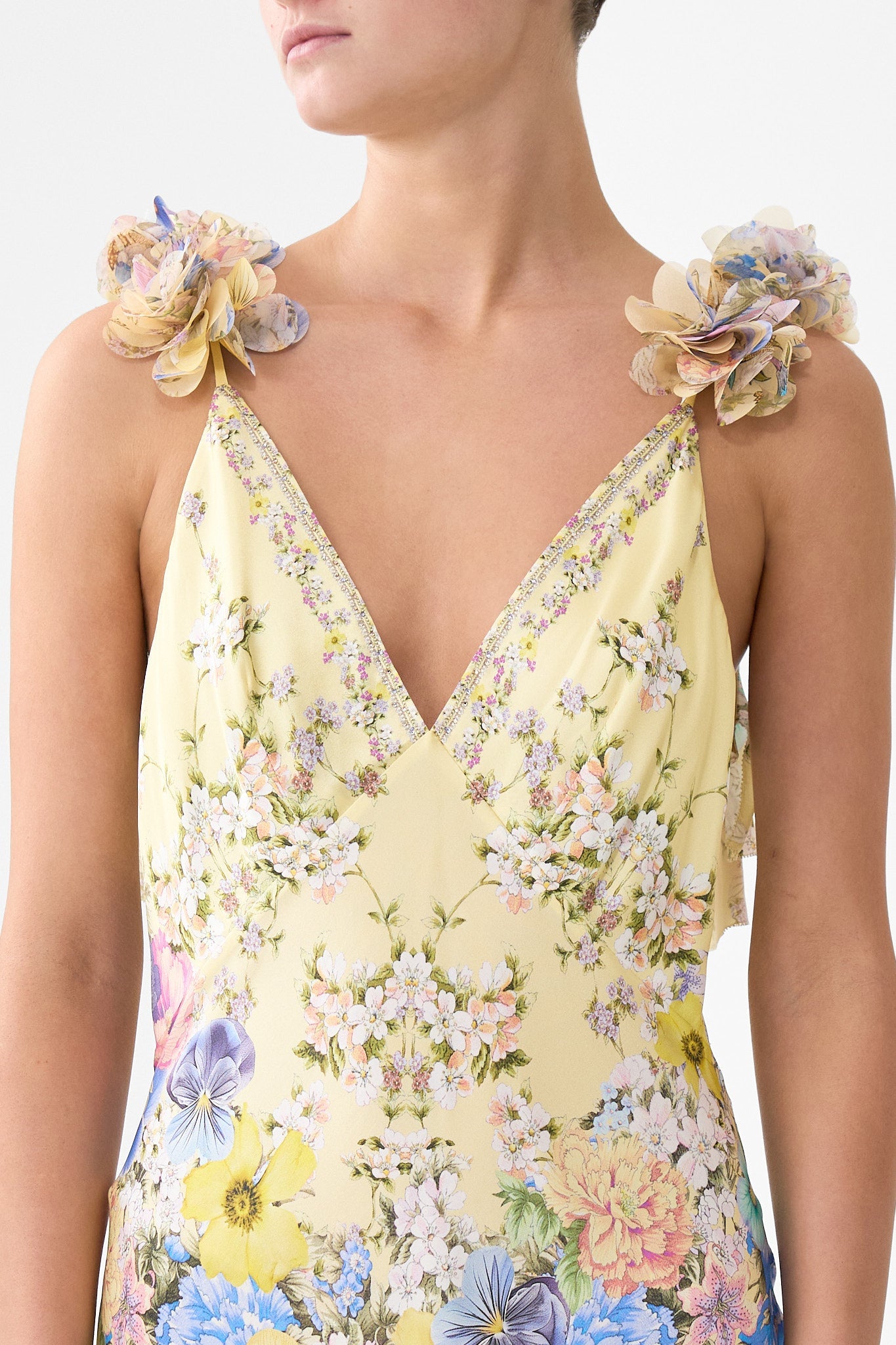VESTIDO LENCERO AL BIES ESCOTE PICO CON VOLANTE EN LA ESPALDA ESTAMPADO DARLING BUDS