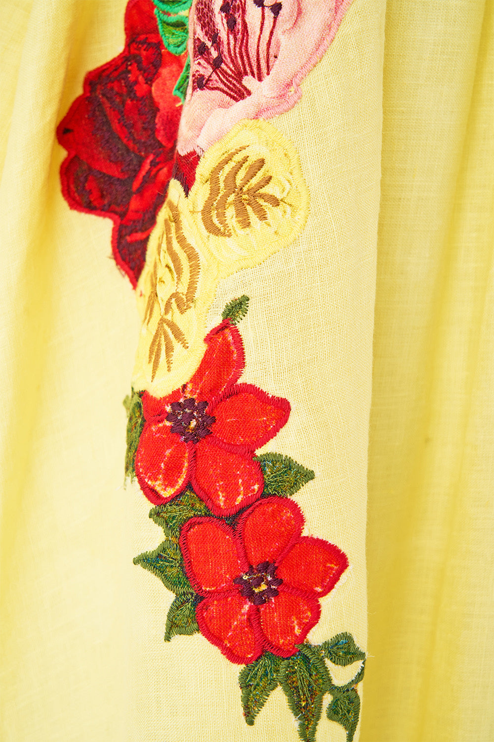 VESTIDO CORTO CON CUELLO EN V Y MANGAS ABULLONADAS COLLAGE KINGDOM