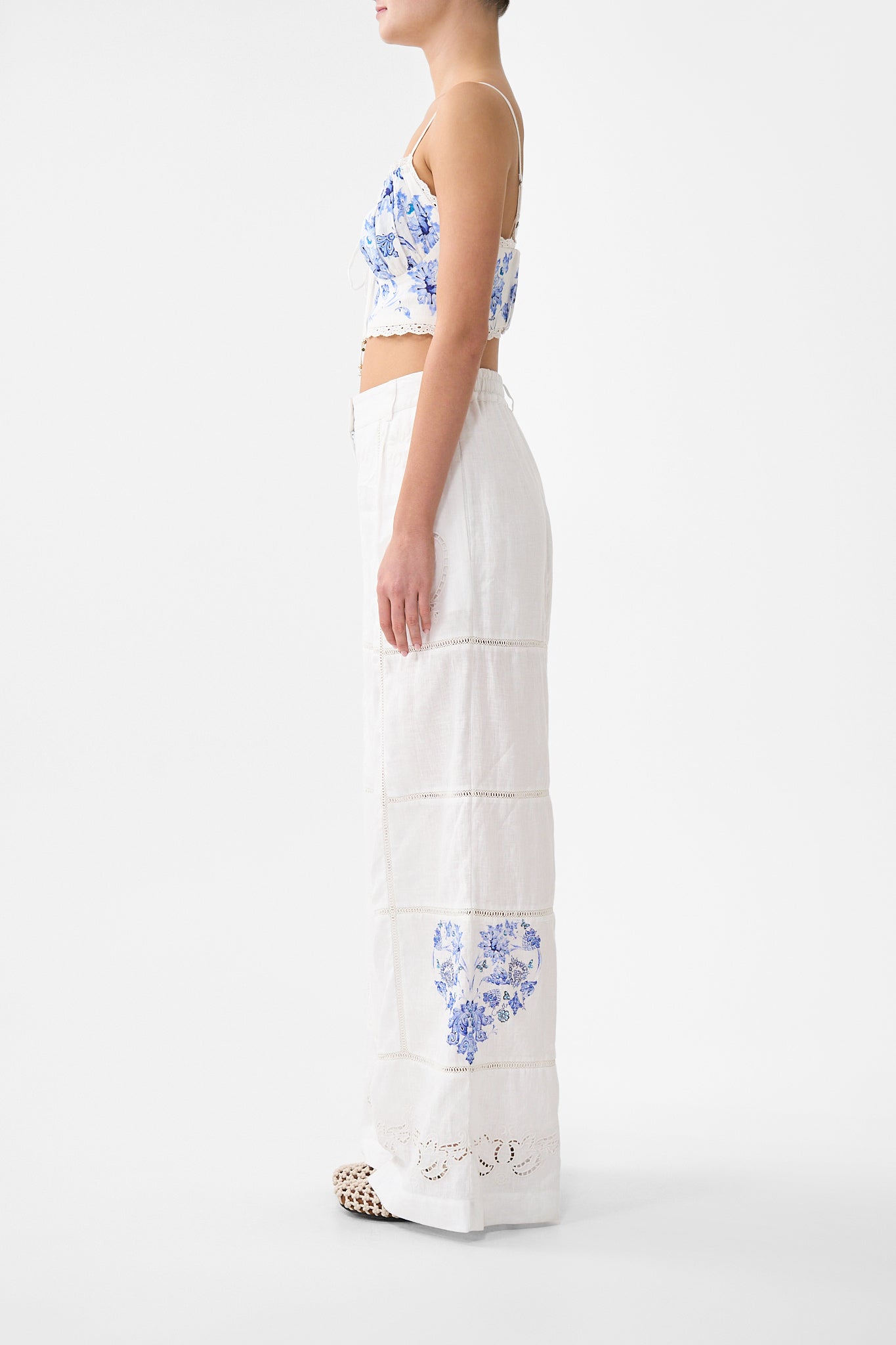 PANTALÓN DE PIERNA ANCHA Y CINTURA ALTA TODO EN ENCAJE