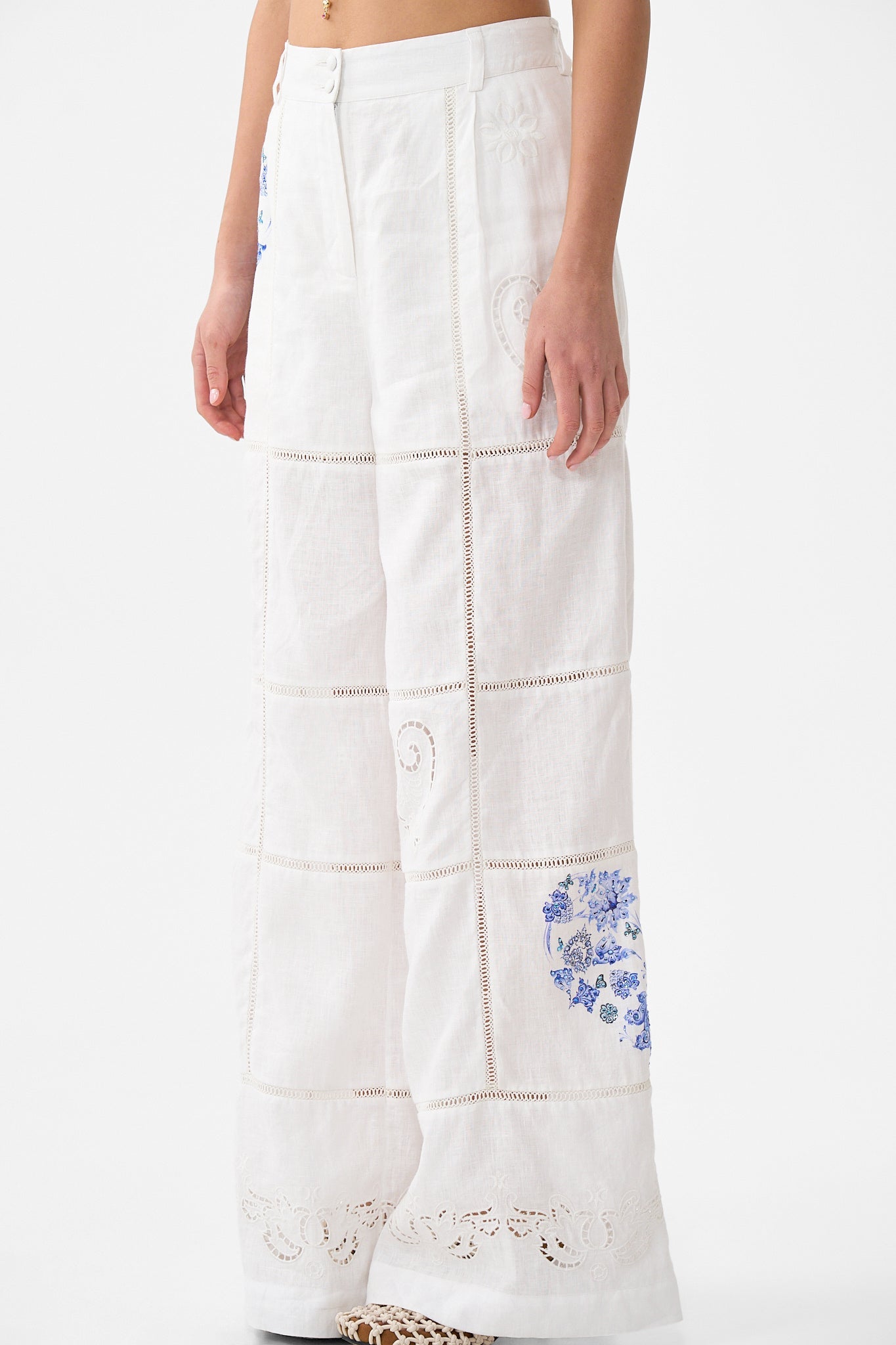 PANTALÓN DE PIERNA ANCHA Y CINTURA ALTA TODO EN ENCAJE