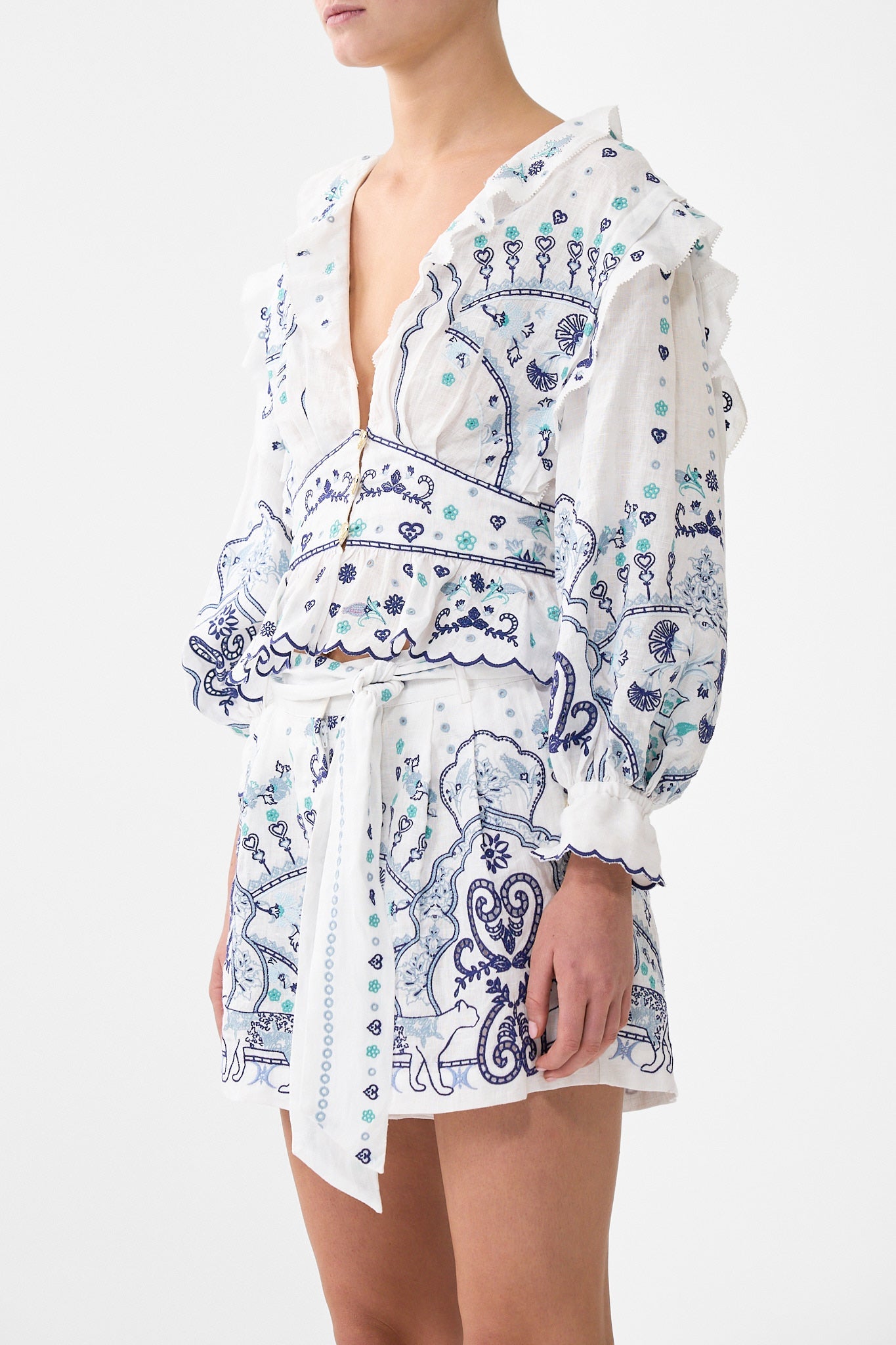 BLUSA DE ENCAJE CON CUELLO EN V Y VOLANTES
