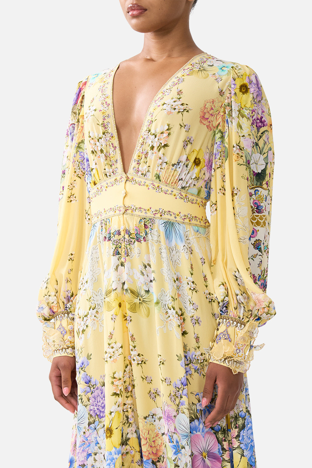 VESTIDO LARGO CON BOTONES DELANTEROS QUERIDOS CAPULLOS