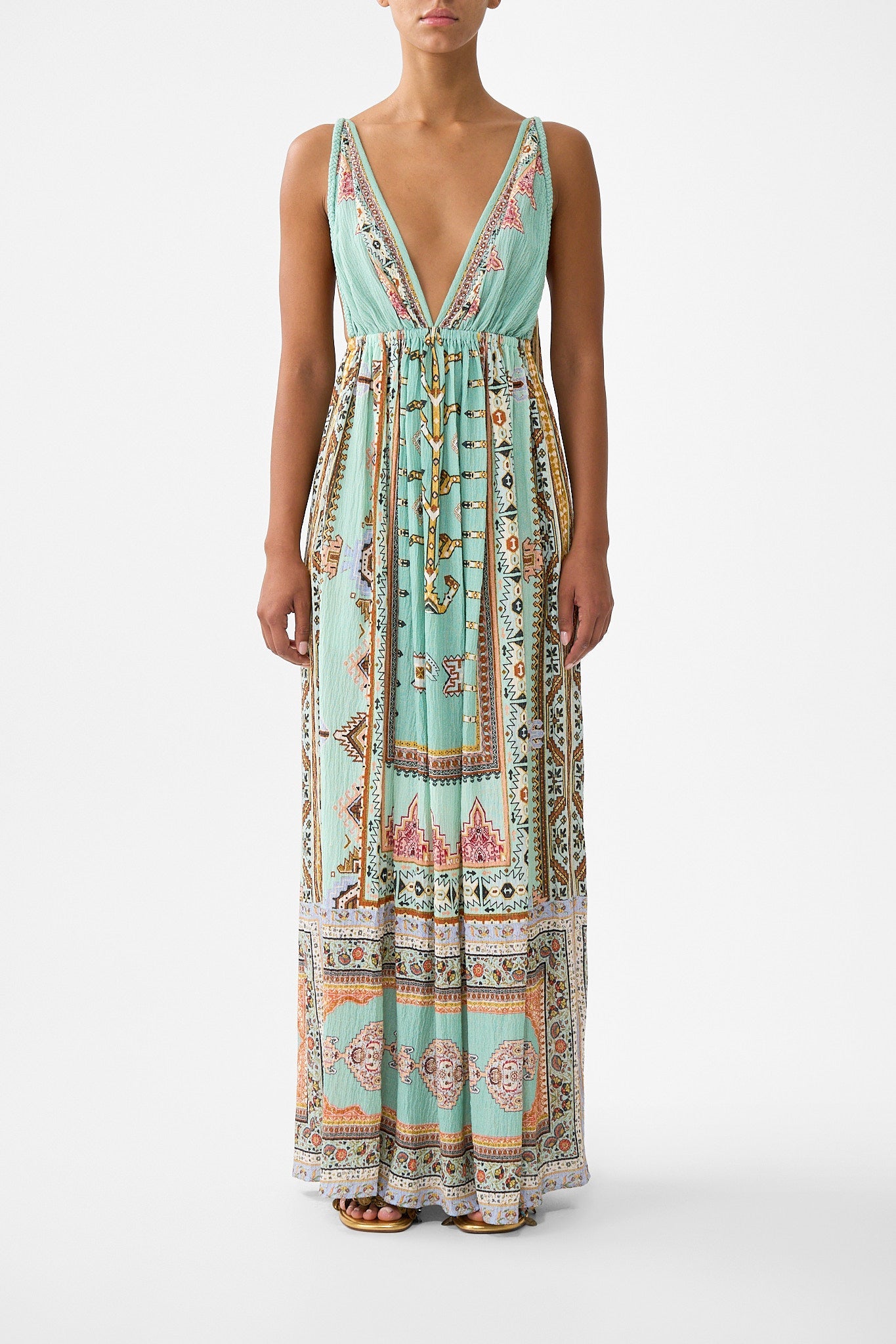 VESTIDO LARGO CON CAPA ABIERTA POR DETRÁS CUENTA LA LEYENDA