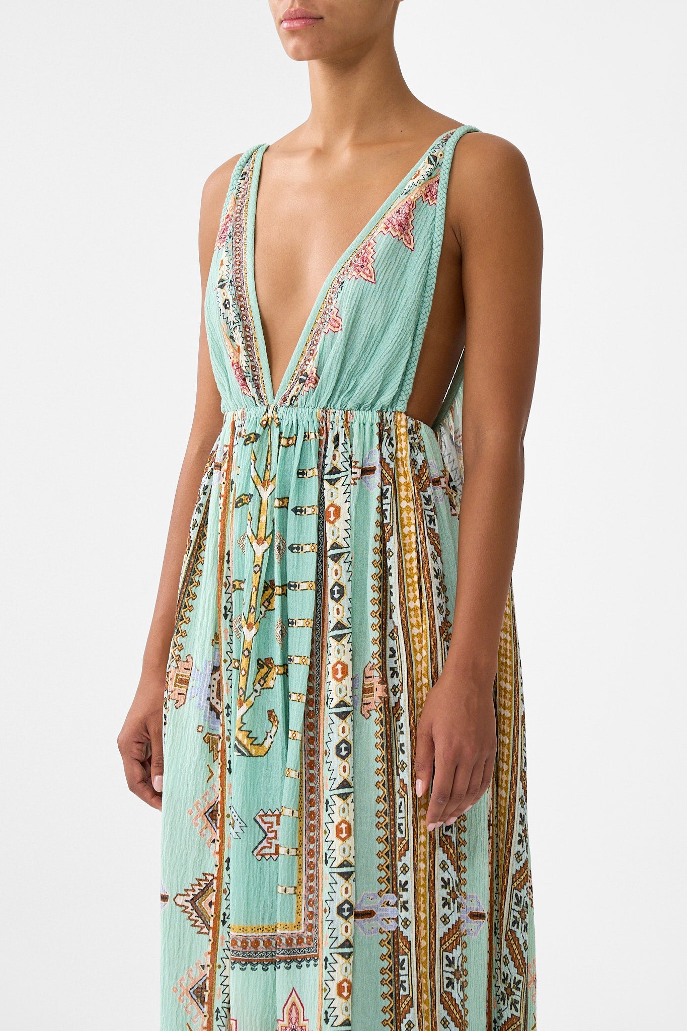 VESTIDO LARGO CON CAPA ABIERTA POR DETRÁS CUENTA LA LEYENDA