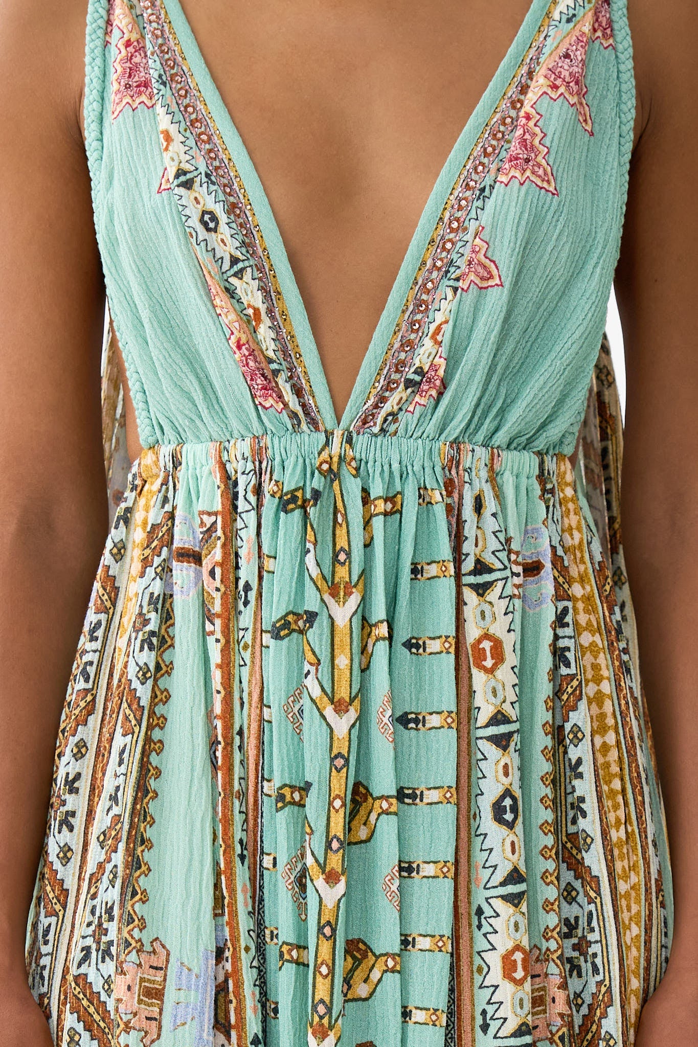 VESTIDO LARGO CON CAPA ABIERTA POR DETRÁS CUENTA LA LEYENDA