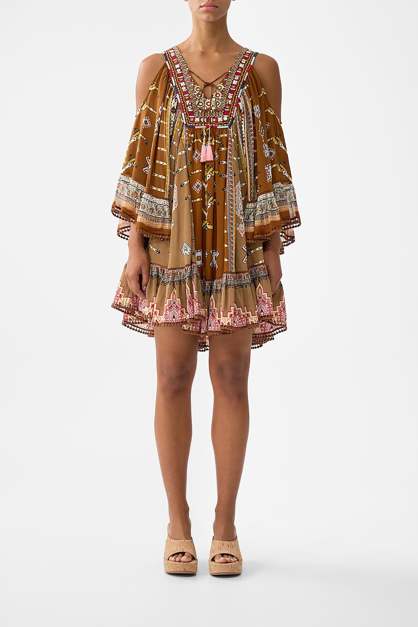 VESTIDO CON VOLANTES DE HOMBROS CAÍDOS TELA DEL TIEMPO