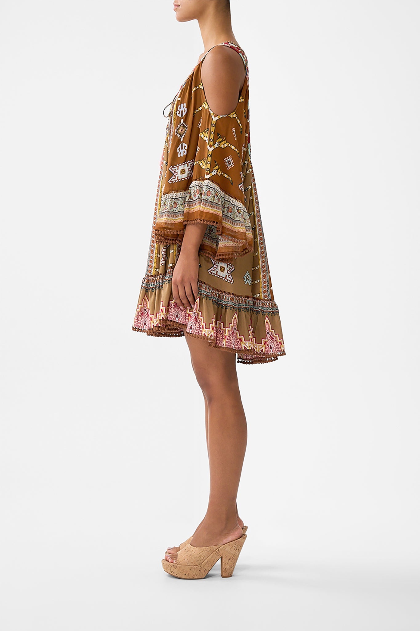 VESTIDO CON VOLANTES DE HOMBROS CAÍDOS TELA DEL TIEMPO