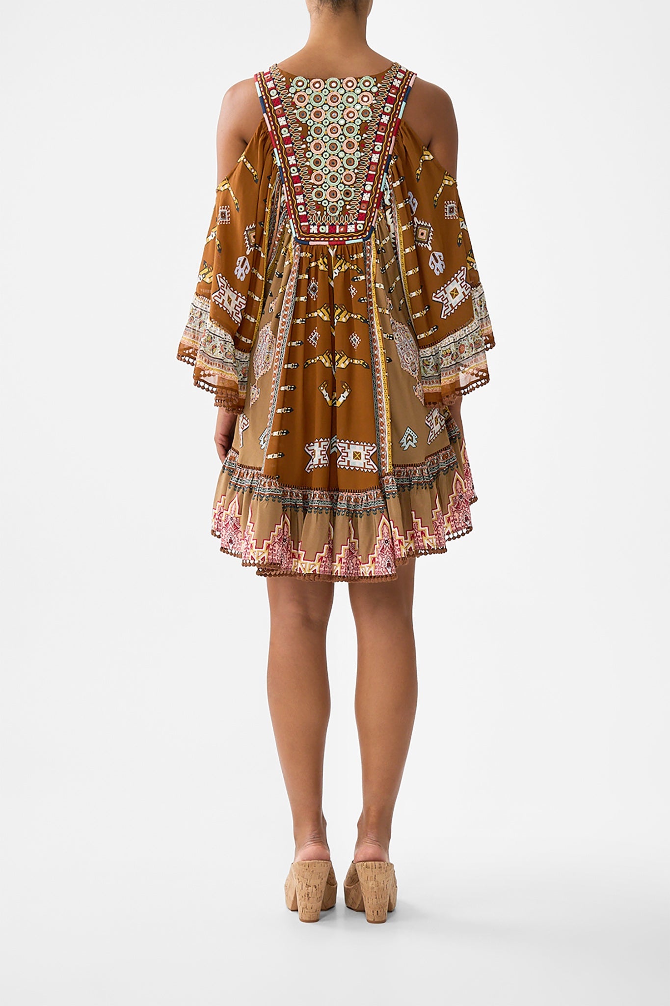 VESTIDO CON VOLANTES DE HOMBROS CAÍDOS TELA DEL TIEMPO