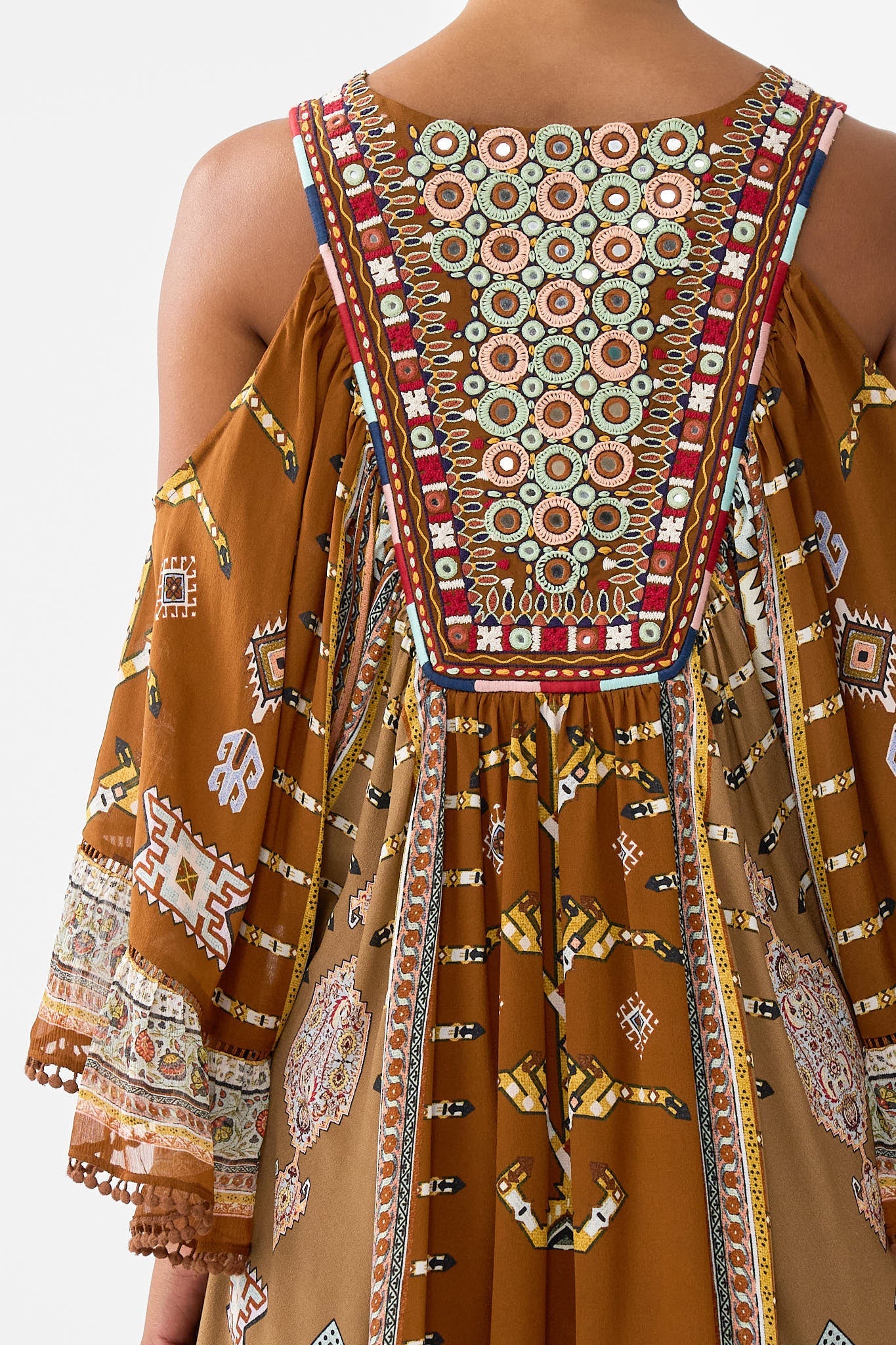 VESTIDO CON VOLANTES DE HOMBROS CAÍDOS TELA DEL TIEMPO