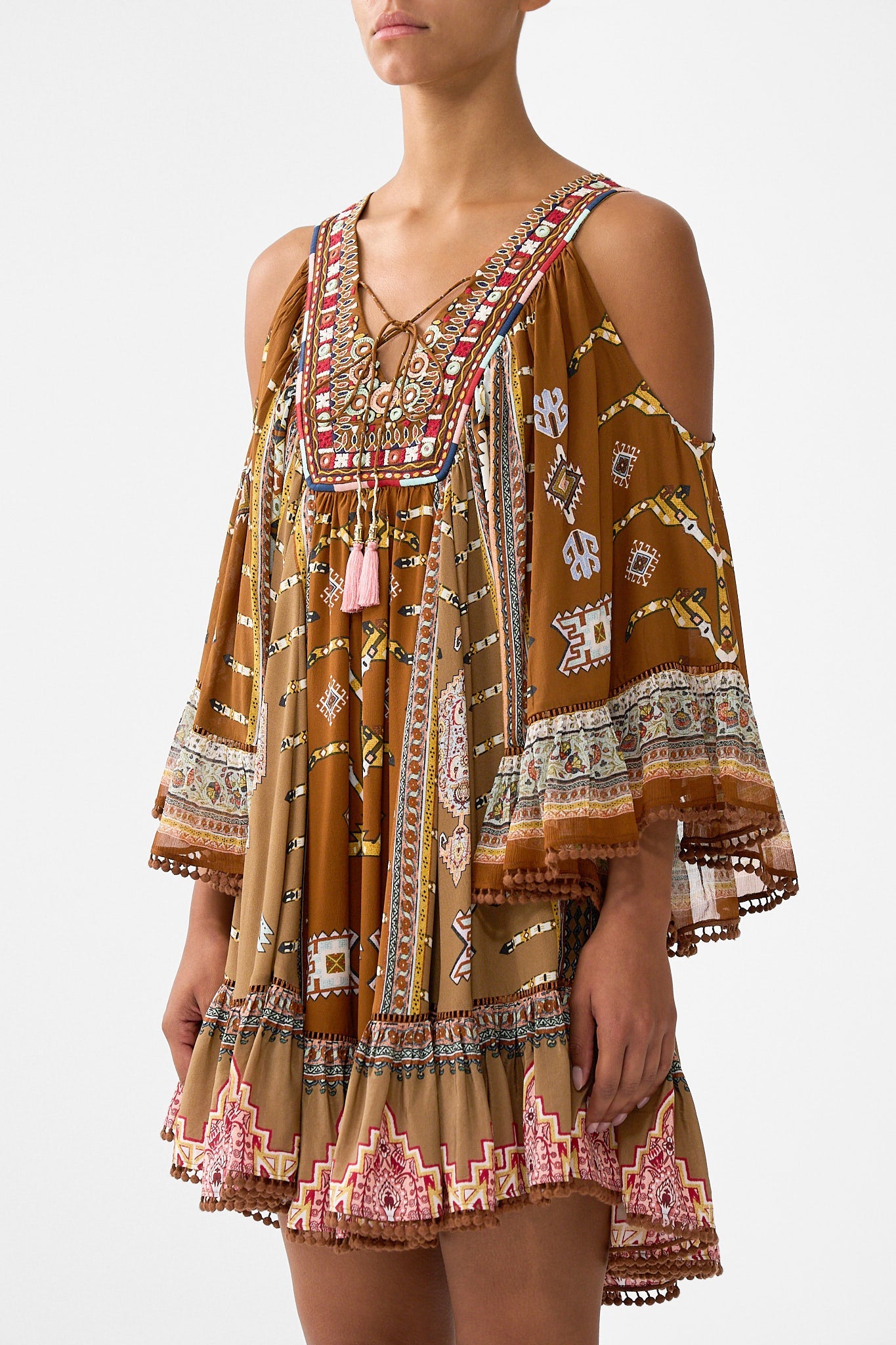 VESTIDO CON VOLANTES DE HOMBROS CAÍDOS TELA DEL TIEMPO
