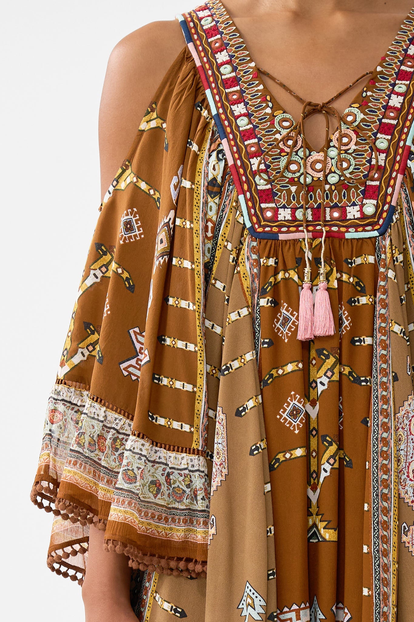 VESTIDO CON VOLANTES DE HOMBROS CAÍDOS TELA DEL TIEMPO
