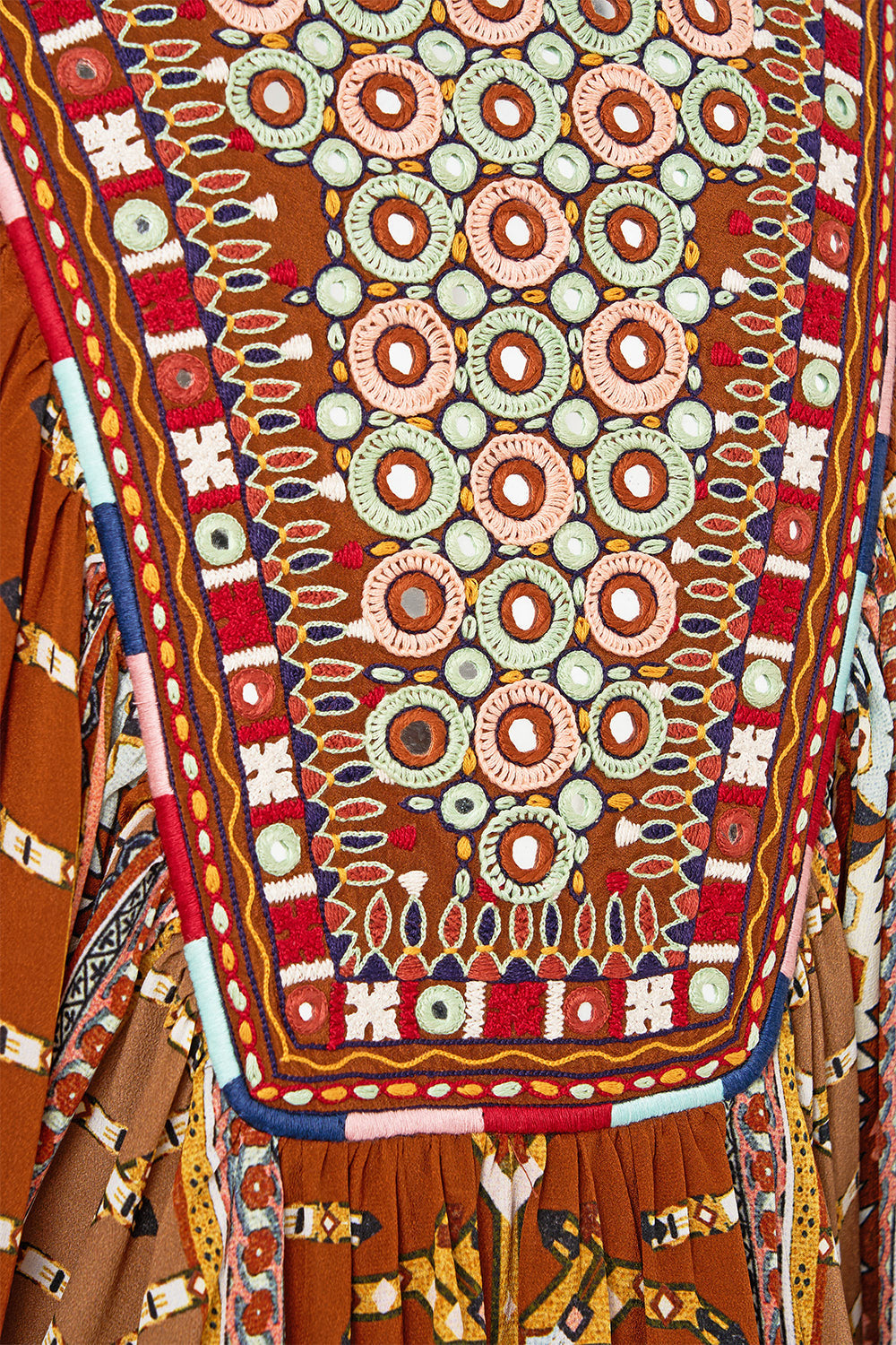 VESTIDO CON VOLANTES DE HOMBROS CAÍDOS TELA DEL TIEMPO