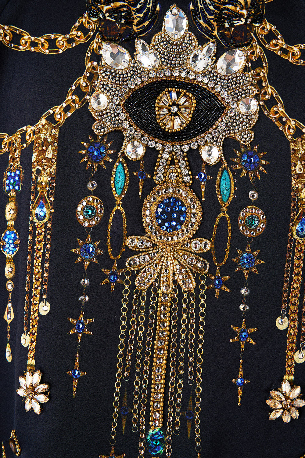 CAZADORA BOMBER CON PUÑOS FRUNCIDOS AMULETOS Y ALQUIMIA