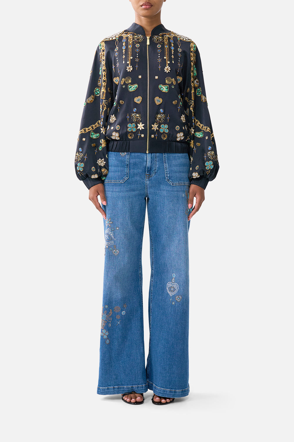 CAZADORA BOMBER CON PUÑOS FRUNCIDOS AMULETOS Y ALQUIMIA