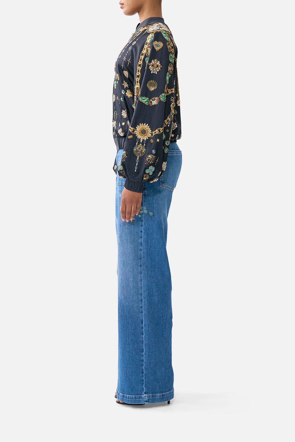 CAZADORA BOMBER CON PUÑOS FRUNCIDOS AMULETOS Y ALQUIMIA