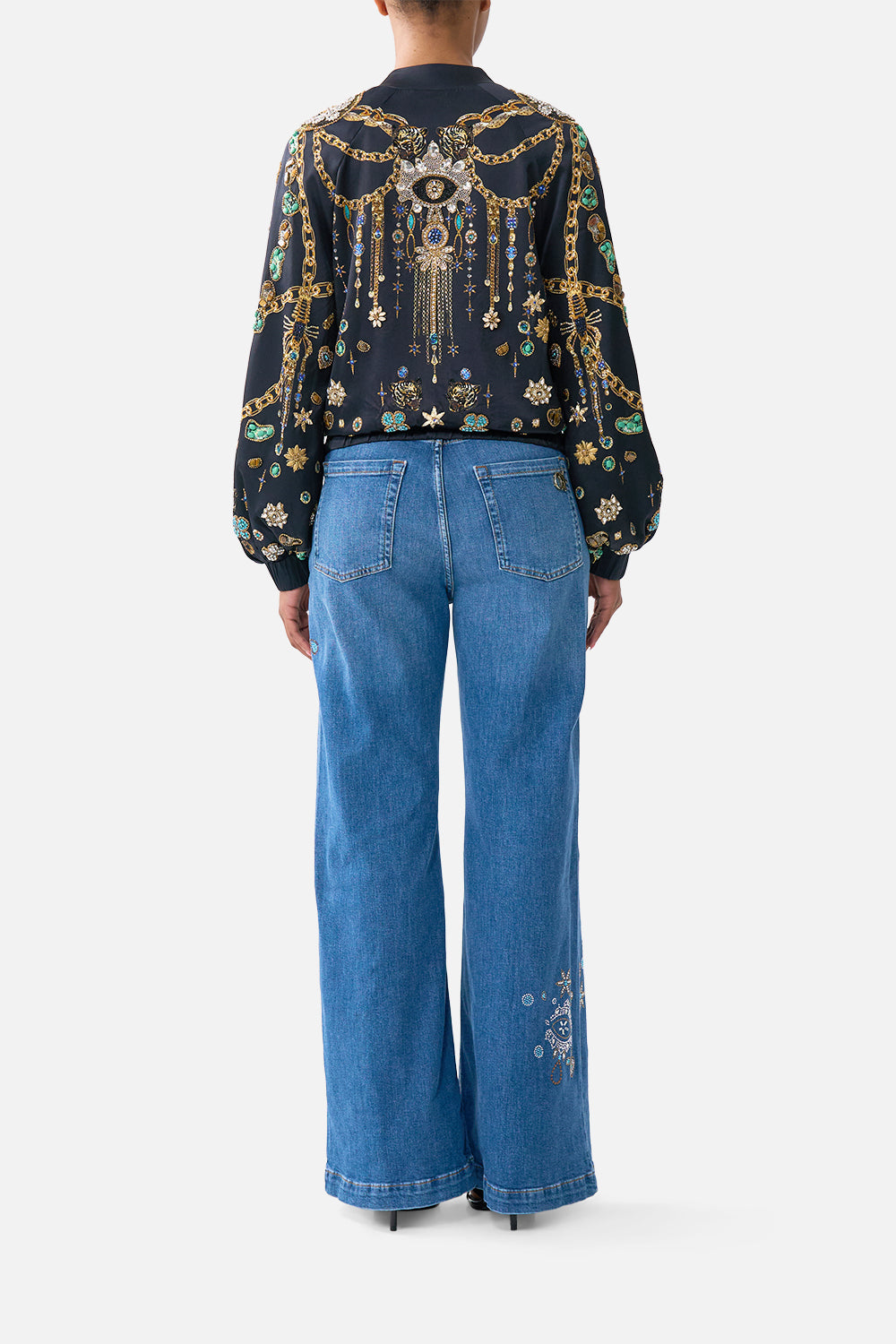 CAZADORA BOMBER CON PUÑOS FRUNCIDOS AMULETOS Y ALQUIMIA