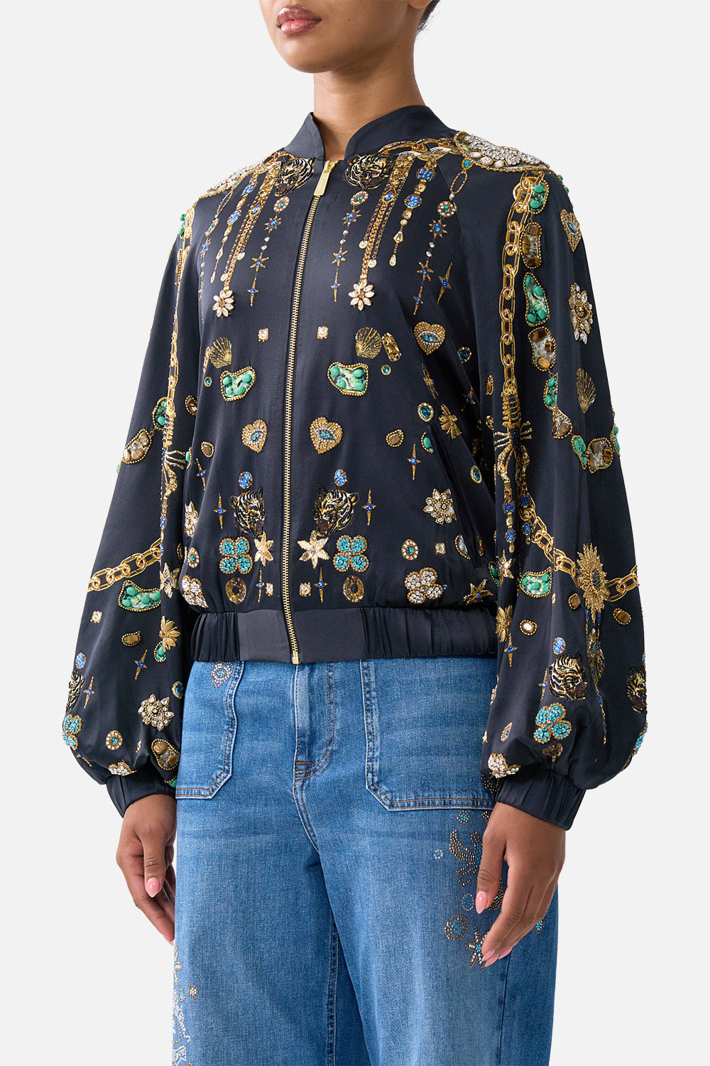 CAZADORA BOMBER CON PUÑOS FRUNCIDOS AMULETOS Y ALQUIMIA