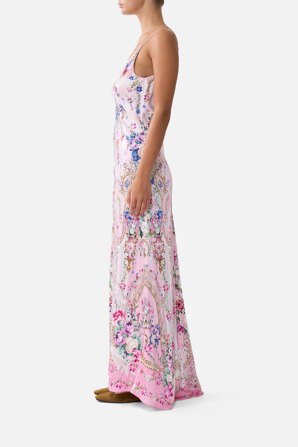 VESTIDO LISO LARGO AL BIES CON ESCOTE EN V Y COLA PALATIAL PASTELS