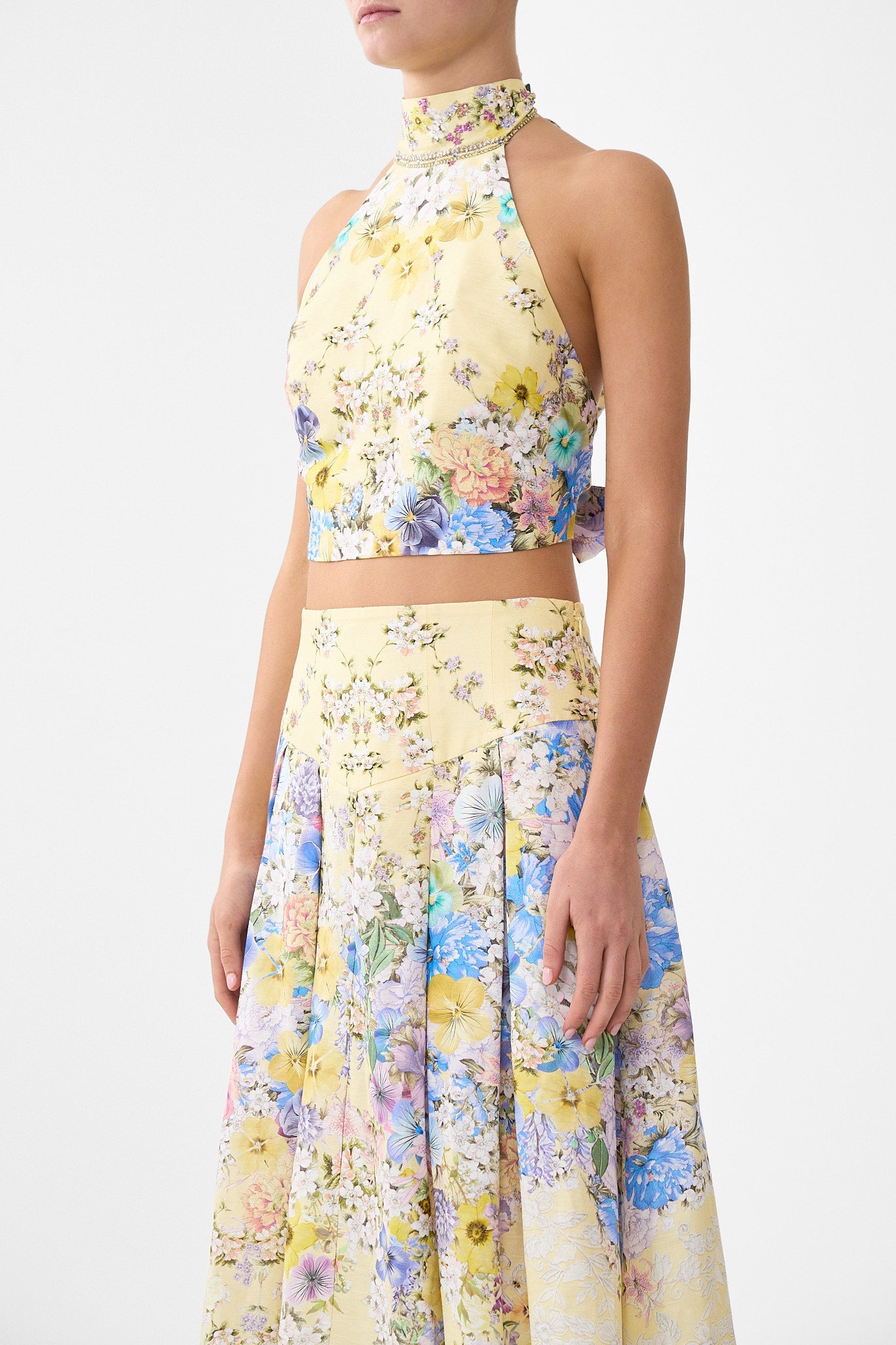 TOP HALTER CON LAZO TRASERO BOTONES DE ROSA