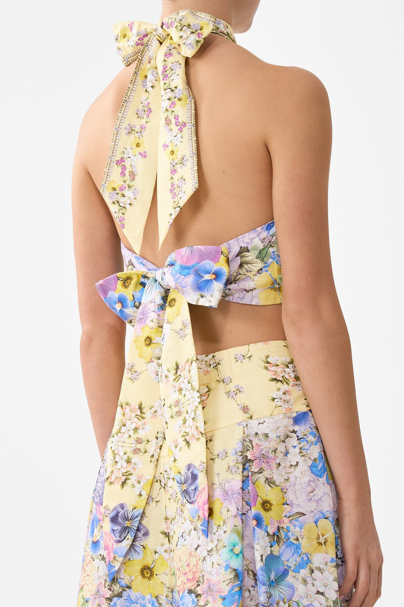 TOP HALTER CON LAZO TRASERO BOTONES DE ROSA
