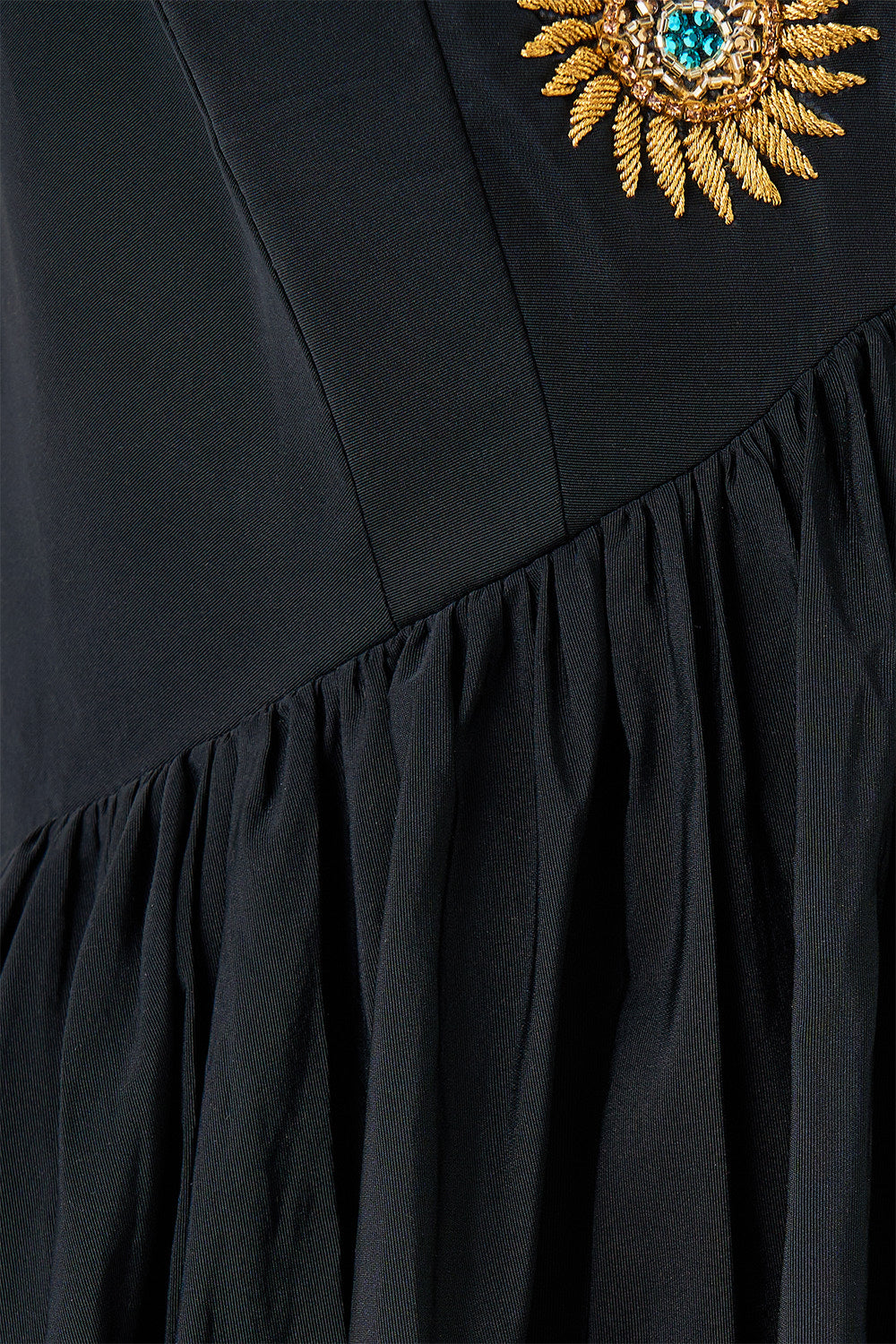 VESTIDO HALTER CON VOLANTES AMULETOS Y ALQUIMIA