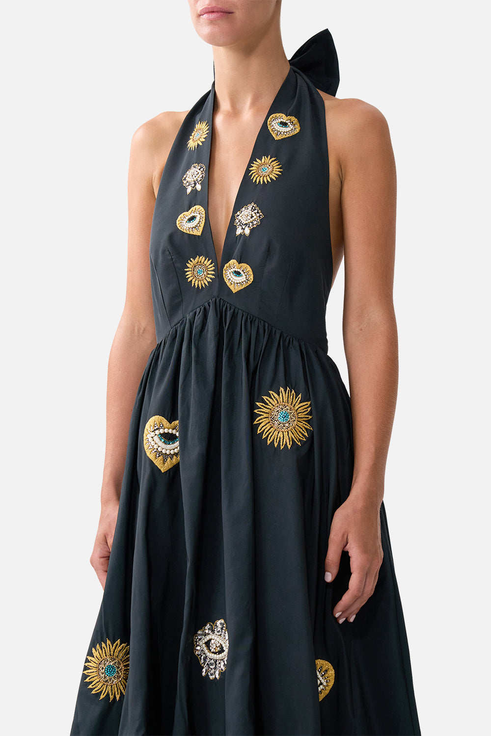 VESTIDO HALTER CON VOLANTES AMULETOS Y ALQUIMIA