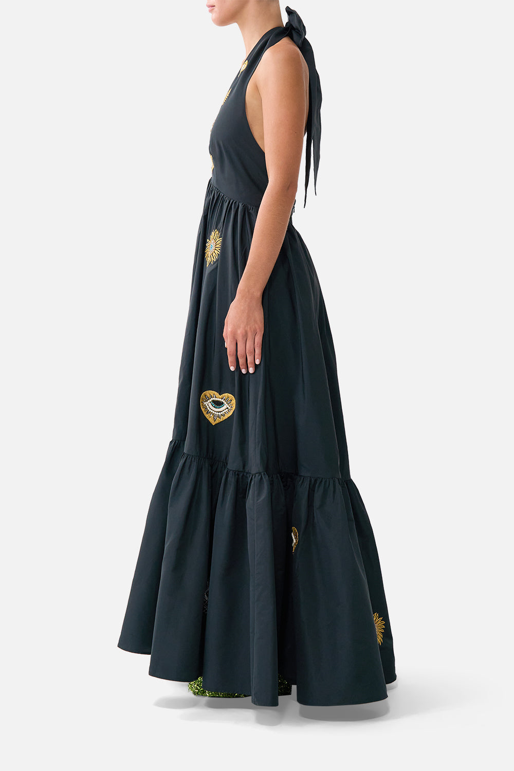 VESTIDO HALTER CON VOLANTES AMULETOS Y ALQUIMIA