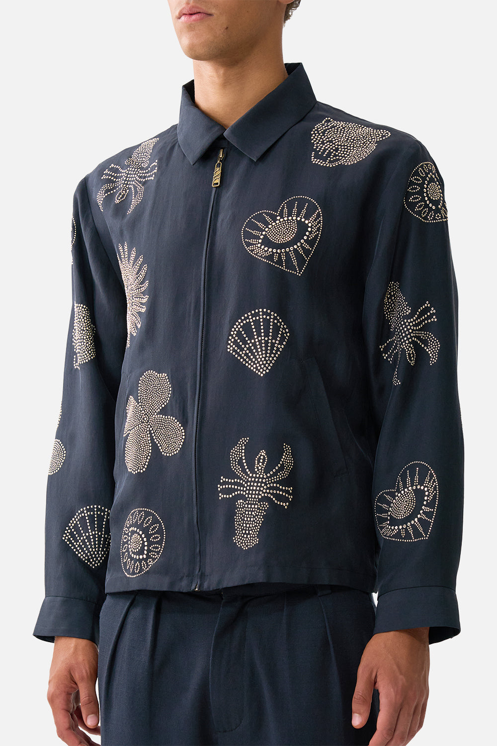 CHAQUETA CORTA CON CREMALLERA DE ADORNOS AMULETOS Y ALQUIMIA
