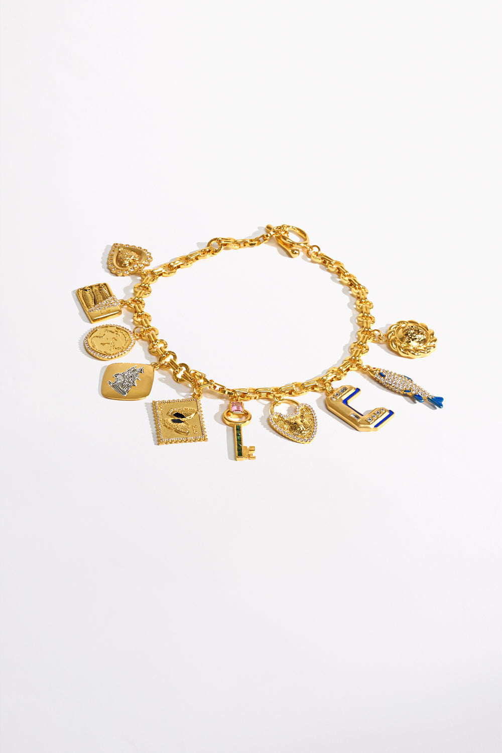 COLLAR CON DIJES CARGADOS DE RELICARIOS DORADO