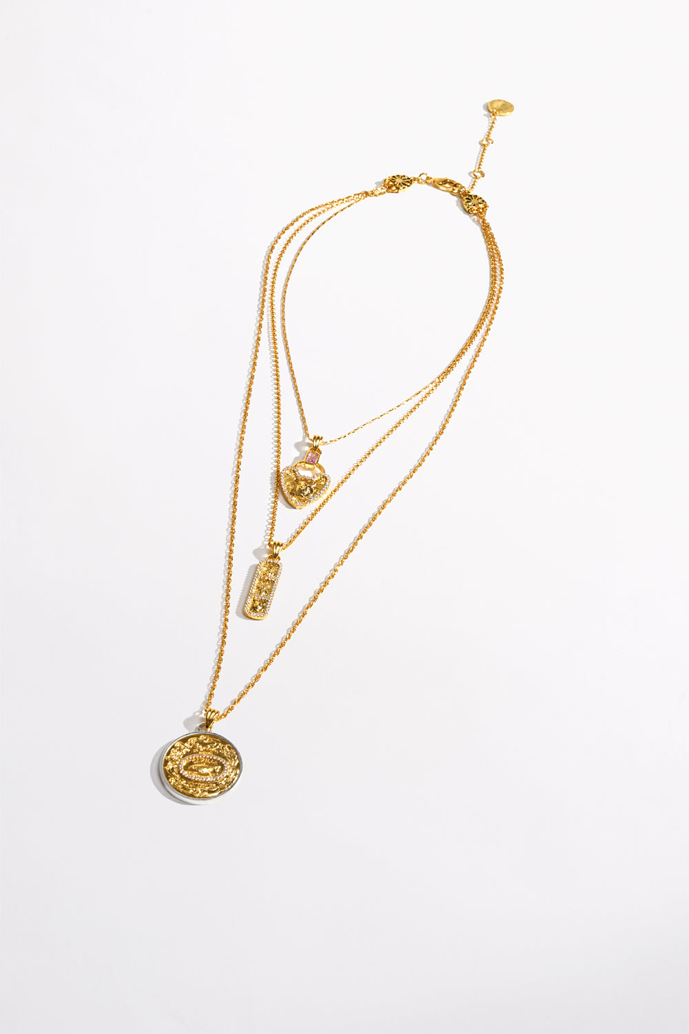 COLLAR MULTICADENA CARGADO DE RELICARIOS DORADO