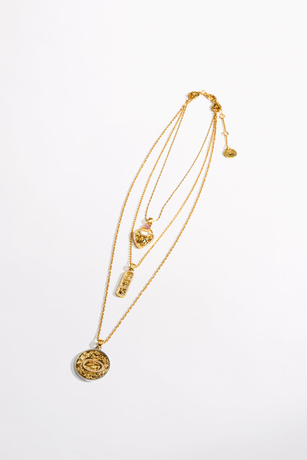 COLLAR MULTICADENA CARGADO DE RELICARIOS DORADO