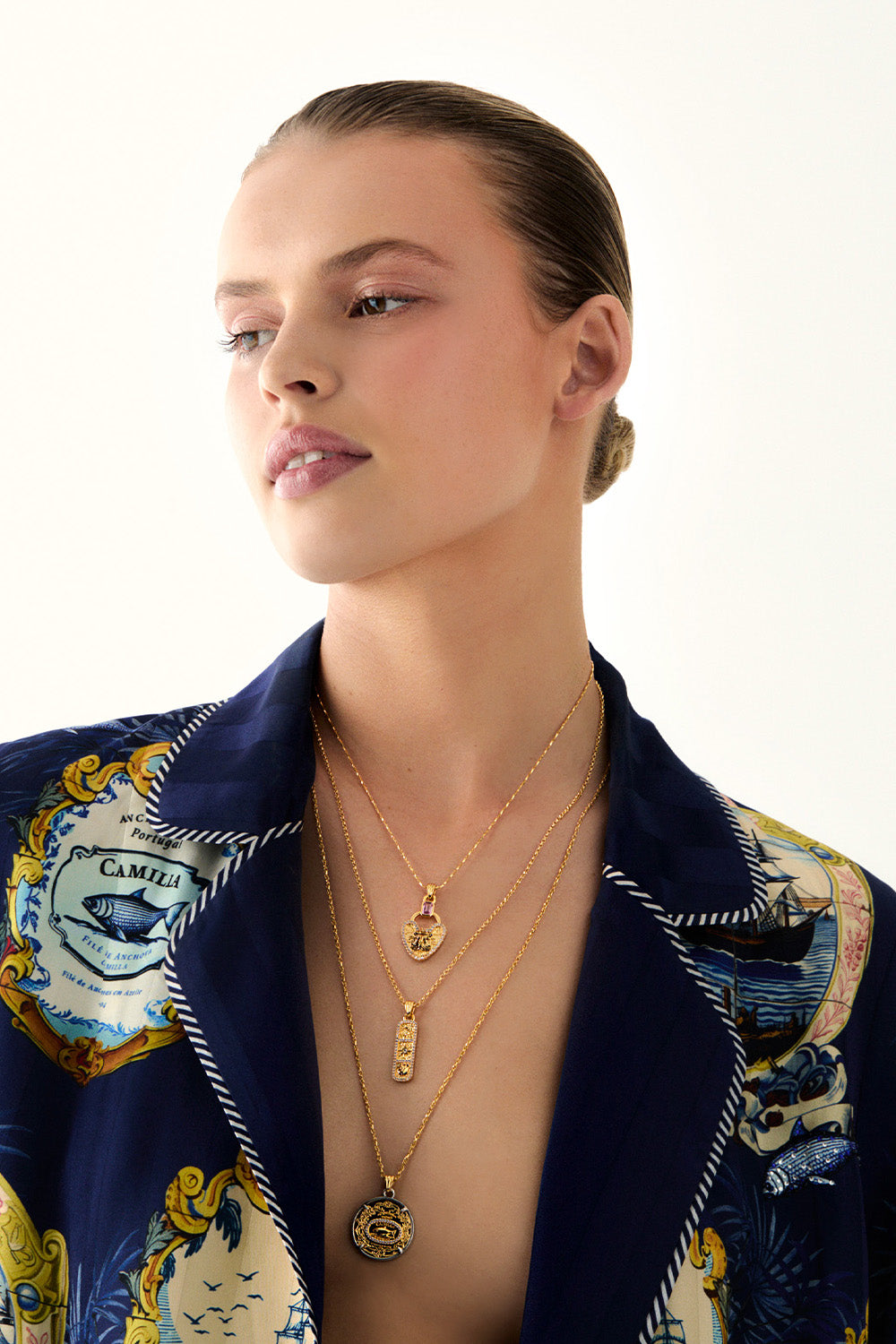 COLLAR MULTICADENA CARGADO DE RELICARIOS DORADO