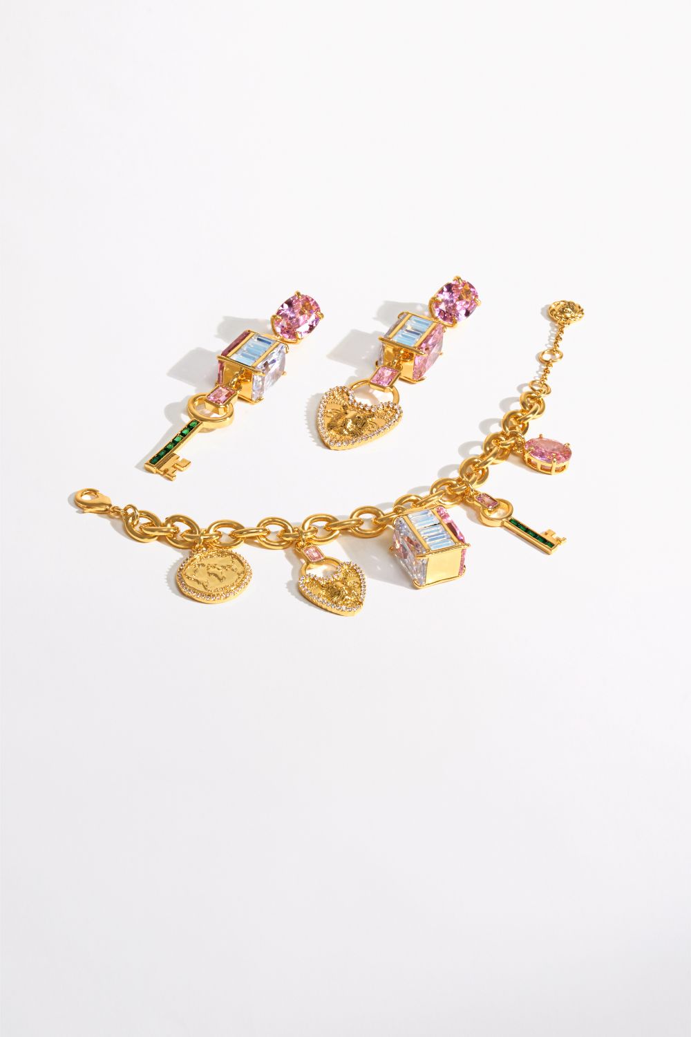 PULSERA CON DIJES CARGADOS LOCKETS DORADA