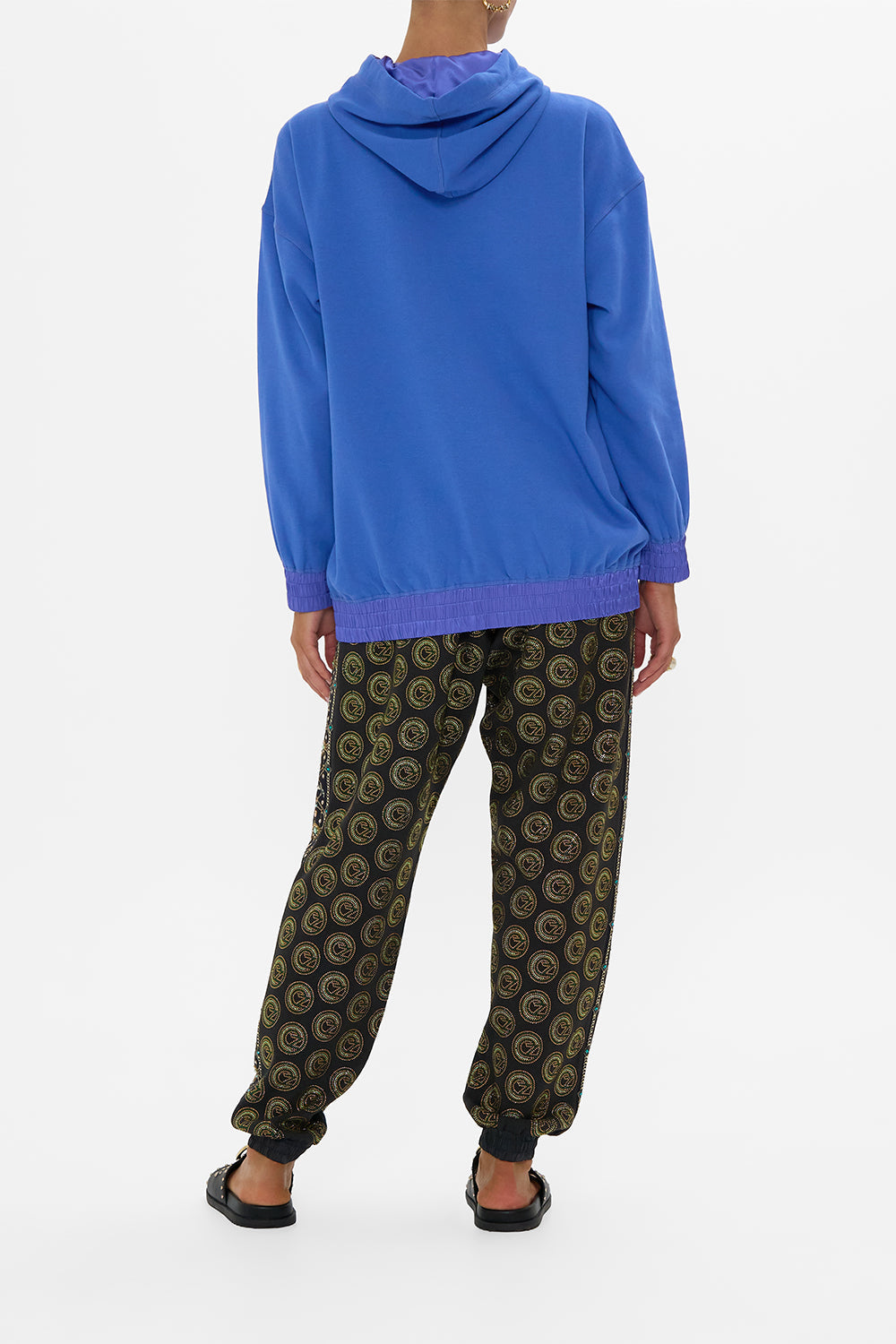 SUDADERA CON CAPUCHA DE SEDA OVERSIZE CON BOLSILLOS- AZUL DESAFÍA LA GRAVEDAD