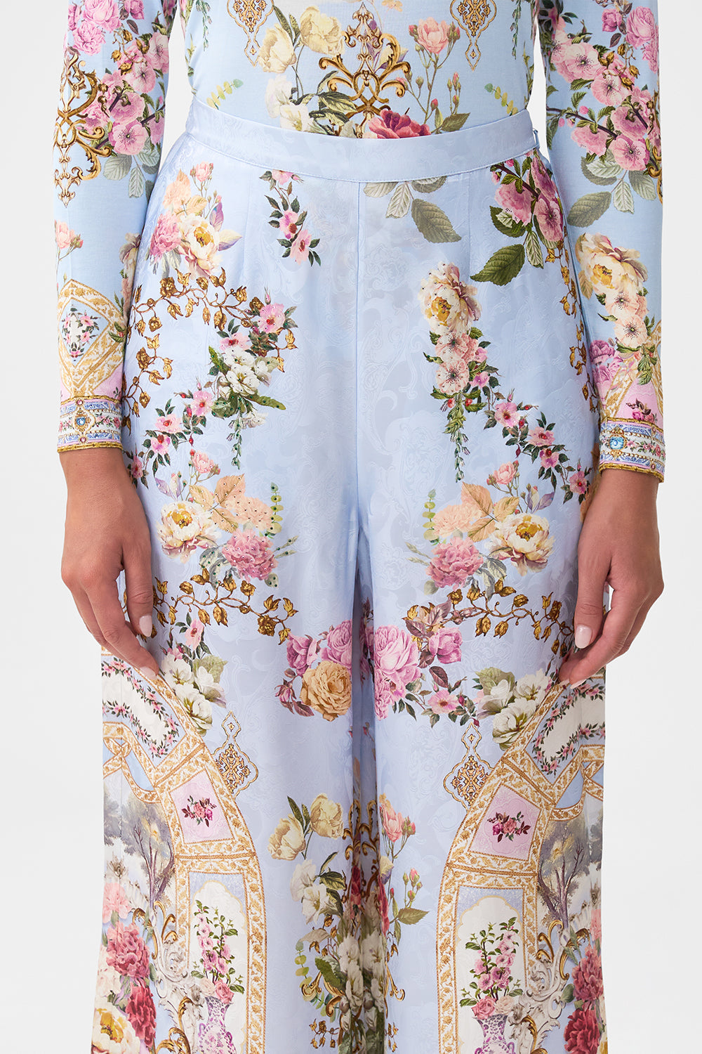 PANTALÓN MINIMALISTA DE PIERNA ANCHA ESTAMPADO EN EL TIEMPO