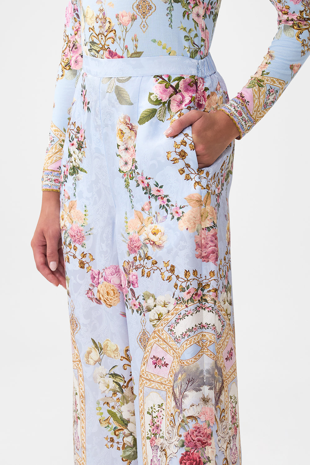 PANTALÓN MINIMALISTA DE PIERNA ANCHA ESTAMPADO EN EL TIEMPO